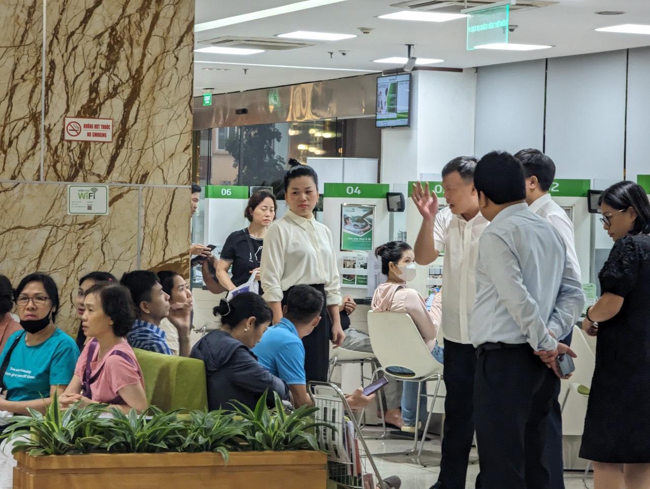 Người d&acirc;n H&agrave; Nội đội mưa xếp h&agrave;ng chờ mua v&agrave;ng miếng, gi&aacute; tiếp tục giảm- Ảnh 5.