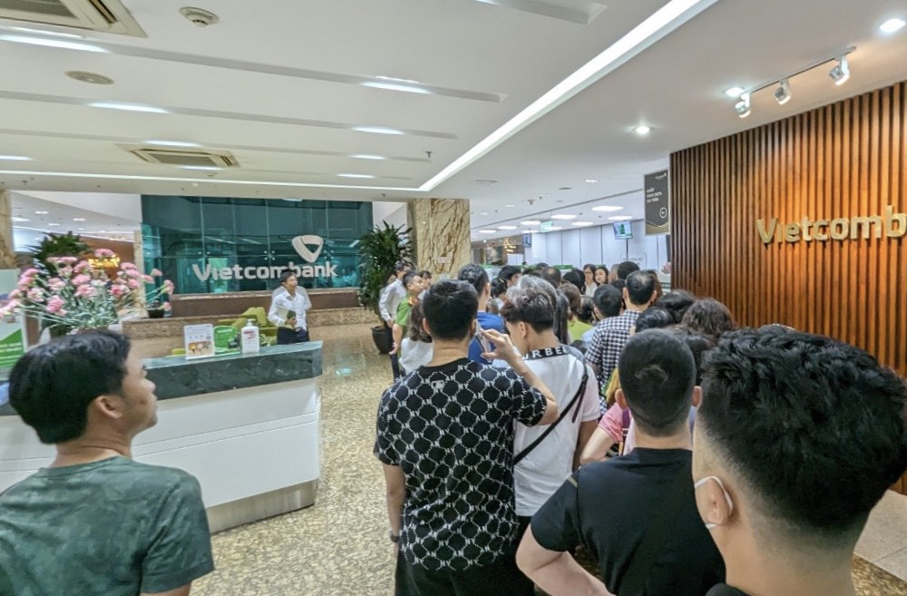 Người d&acirc;n H&agrave; Nội đội mưa xếp h&agrave;ng chờ mua v&agrave;ng miếng, gi&aacute; tiếp tục giảm- Ảnh 6.