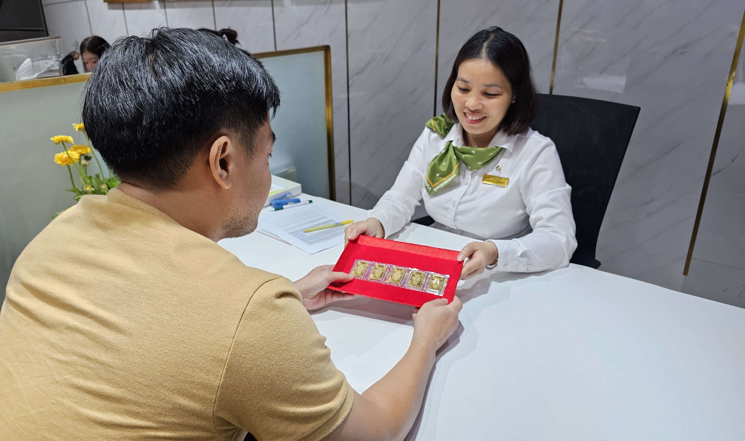 Ng&acirc;n h&agrave;ng Nh&agrave; nước hạ gi&aacute; b&aacute;n v&agrave;ng SJC c&ograve;n 76,98 triệu đồng/lượng- Ảnh 1.