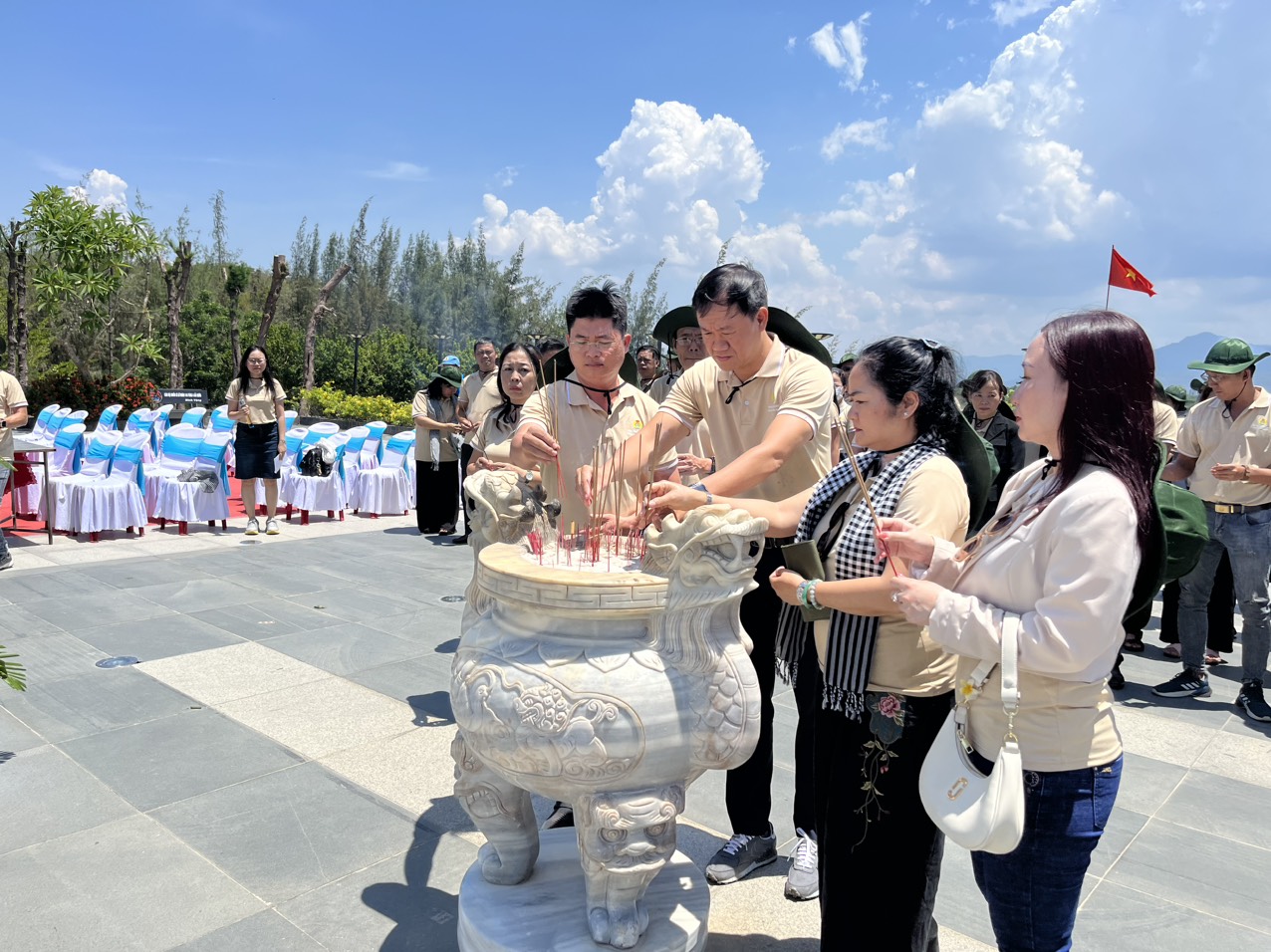Đo&agrave;n đại biểu C&ocirc;ng đo&agrave;n Vi&ecirc;n chức TP HCM d&acirc;ng hương, d&acirc;ng hoa c&aacute;c anh h&ugrave;ng liệt sĩ- Ảnh 2.
