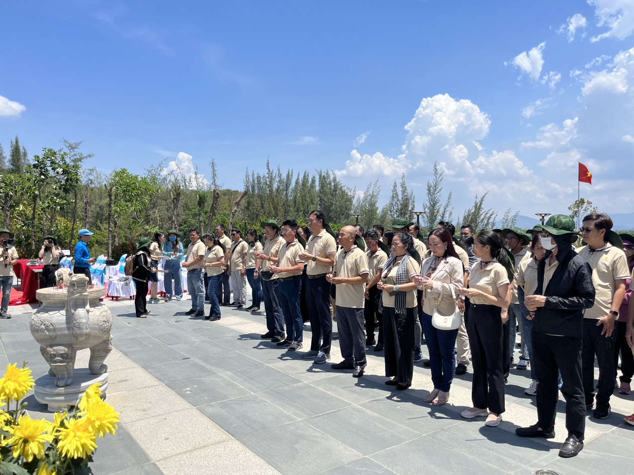 Đo&agrave;n đại biểu C&ocirc;ng đo&agrave;n Vi&ecirc;n chức TP HCM d&acirc;ng hương, d&acirc;ng hoa c&aacute;c anh h&ugrave;ng liệt sĩ- Ảnh 1.