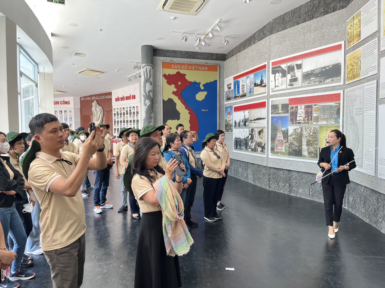 Đo&agrave;n đại biểu C&ocirc;ng đo&agrave;n Vi&ecirc;n chức TP HCM d&acirc;ng hương, d&acirc;ng hoa c&aacute;c anh h&ugrave;ng liệt sĩ- Ảnh 3.