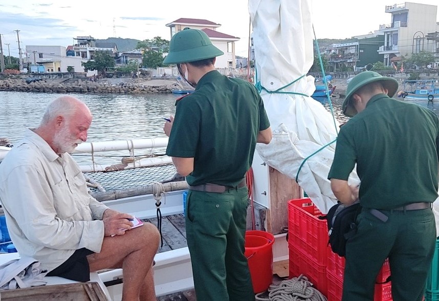 &Ocirc;ng l&atilde;o người Mỹ kể về 3 tuần tr&ocirc;i dạt tr&ecirc;n biển từ Philippines sang Việt Nam- Ảnh 2.
