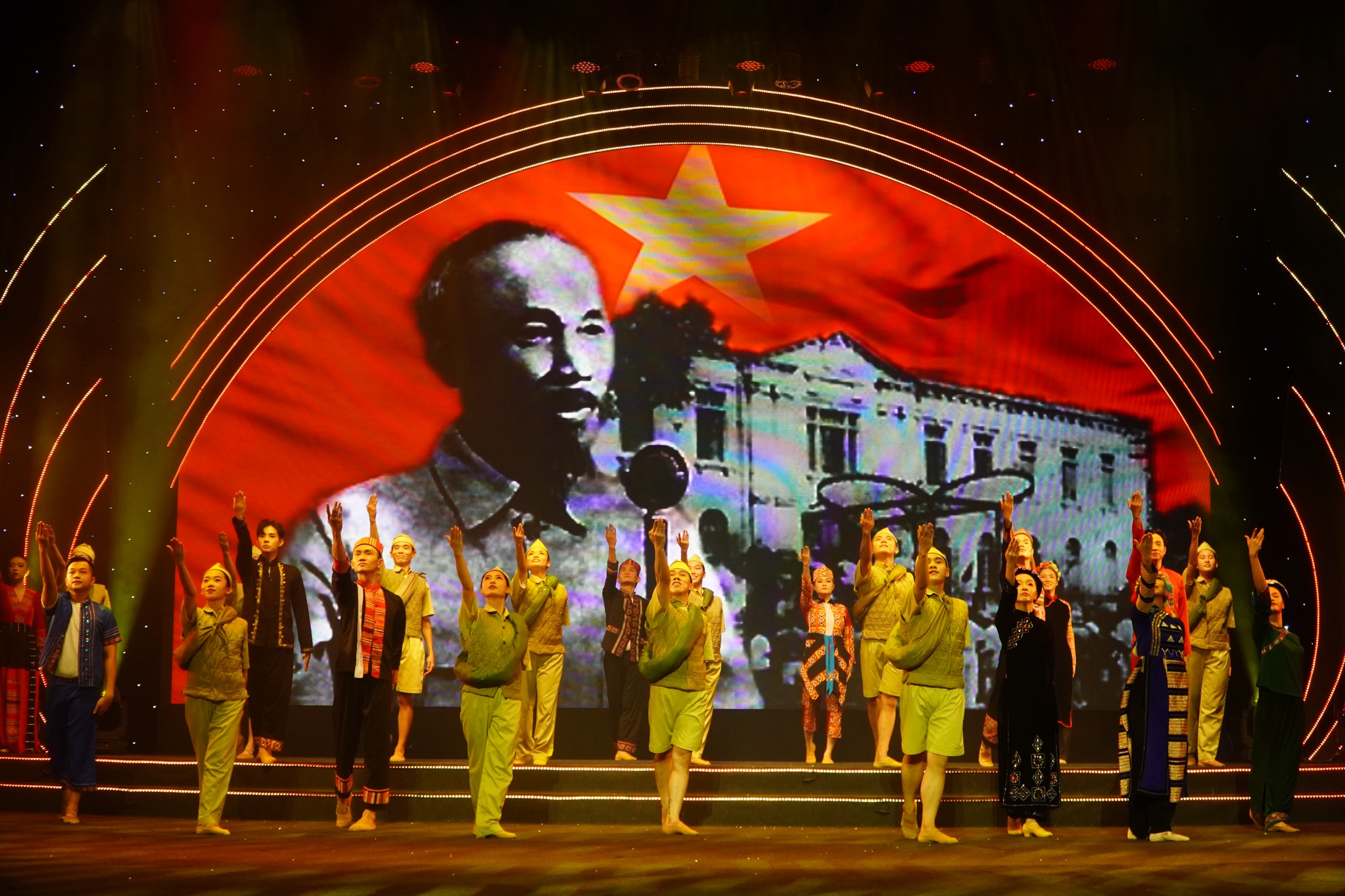 Xúc động "Con đường thế kỷ Người đi"
- Ảnh 2.