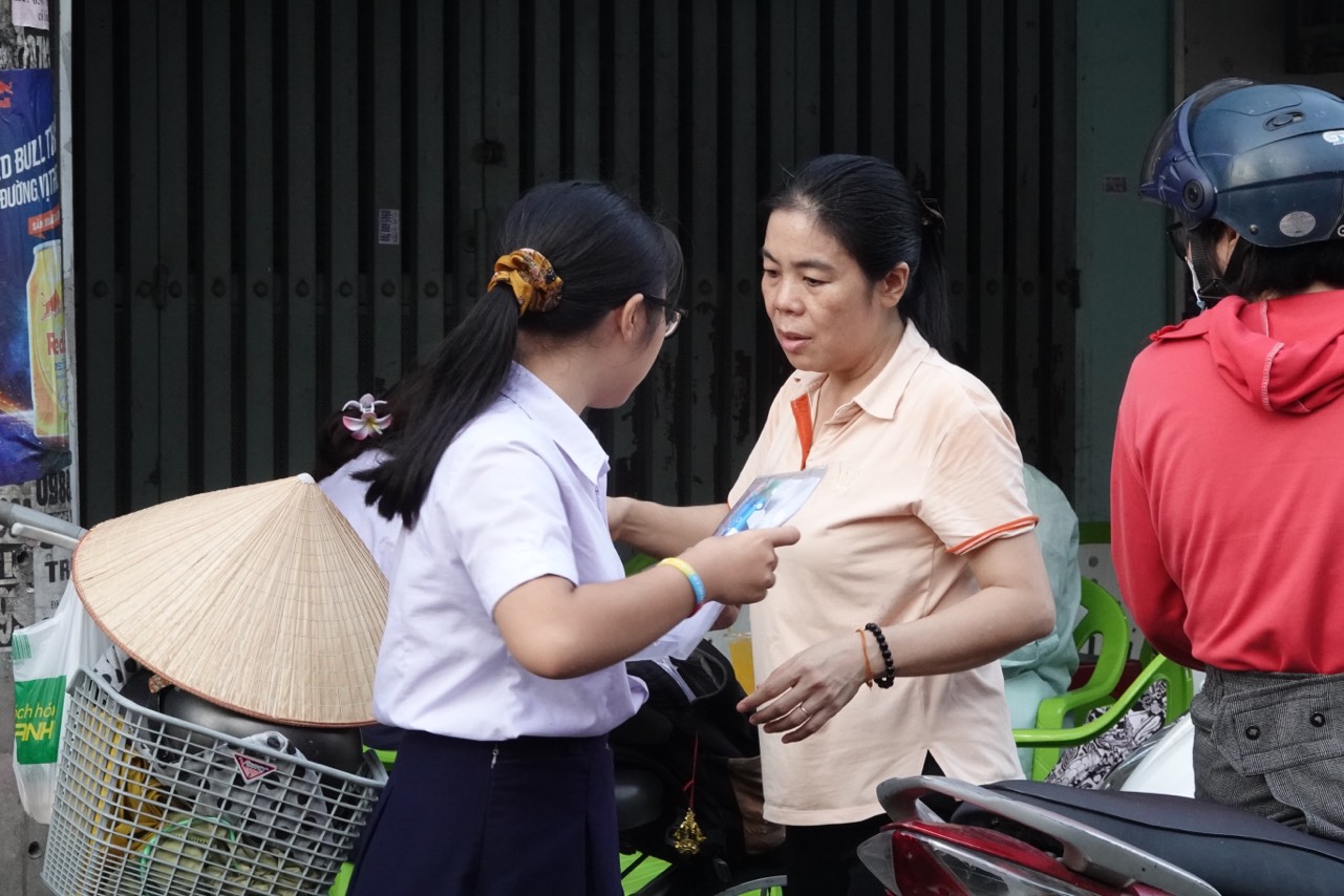 Phụ huynh nghỉ làm, đồng hành cùng con tới trường thi- Ảnh 3.