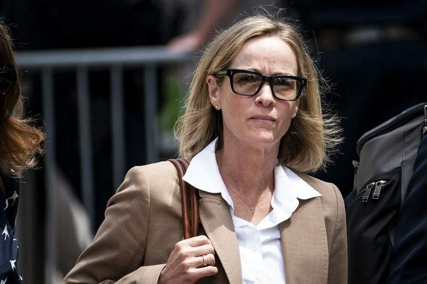 B&agrave; Kathleen Buhle, người đ&atilde; kết h&ocirc;n với &ocirc;ng Hunter Biden gần 25 năm, rời đi sau khi l&agrave;m chứng trong phi&ecirc;n t&ograve;a x&eacute;t xử tội sở hữu s&uacute;ng tr&aacute;i ph&eacute;p của chồng cũ tại T&ograve;a &aacute;n Li&ecirc;n bang ở Wilmington h&ocirc;m 5-6. Ảnh: NYTIMES