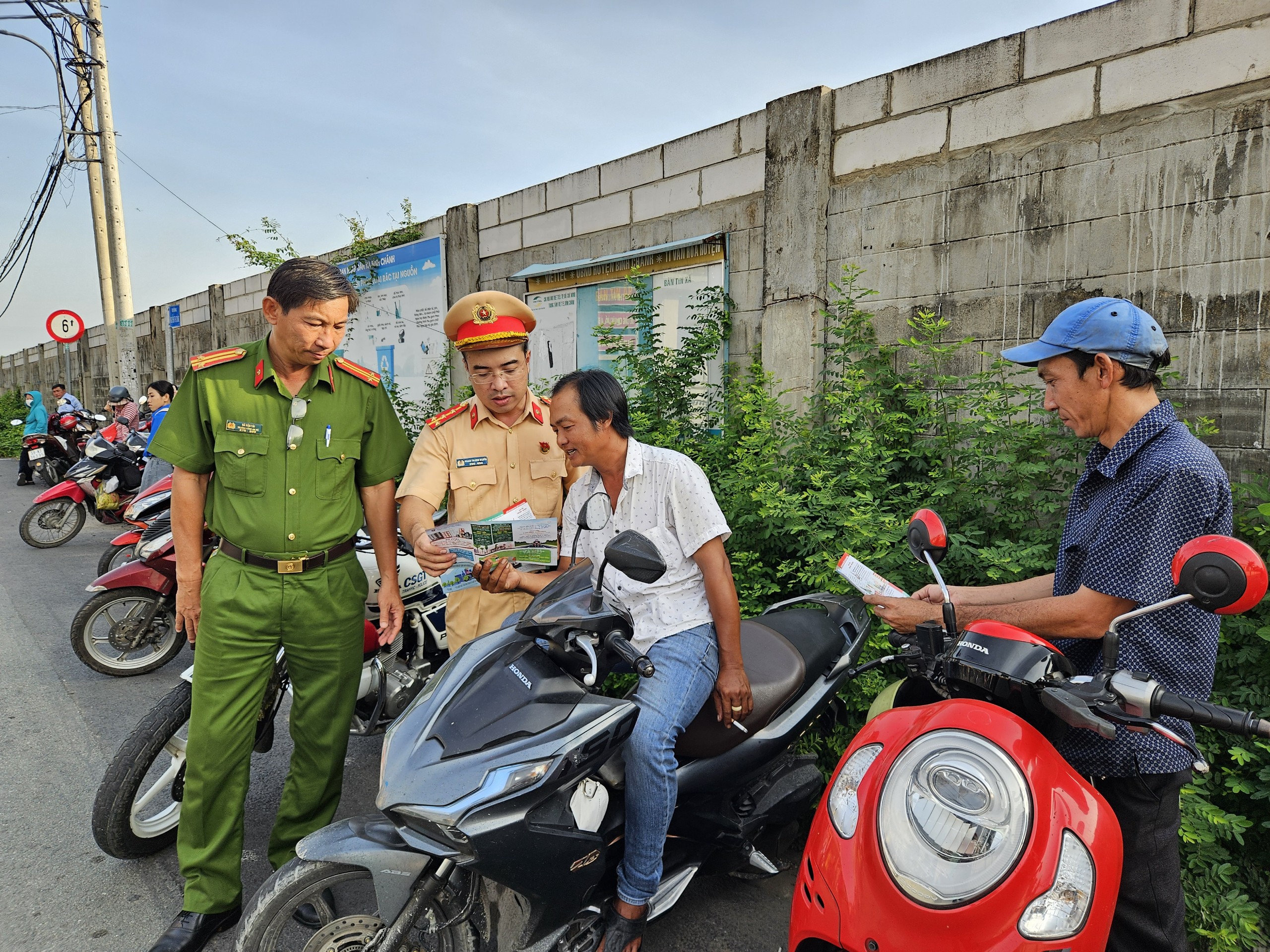 Tình hình giao thông ngày đầu kỳ thi tuyển sinh lớp 10 ở TP HCM- Ảnh 3.