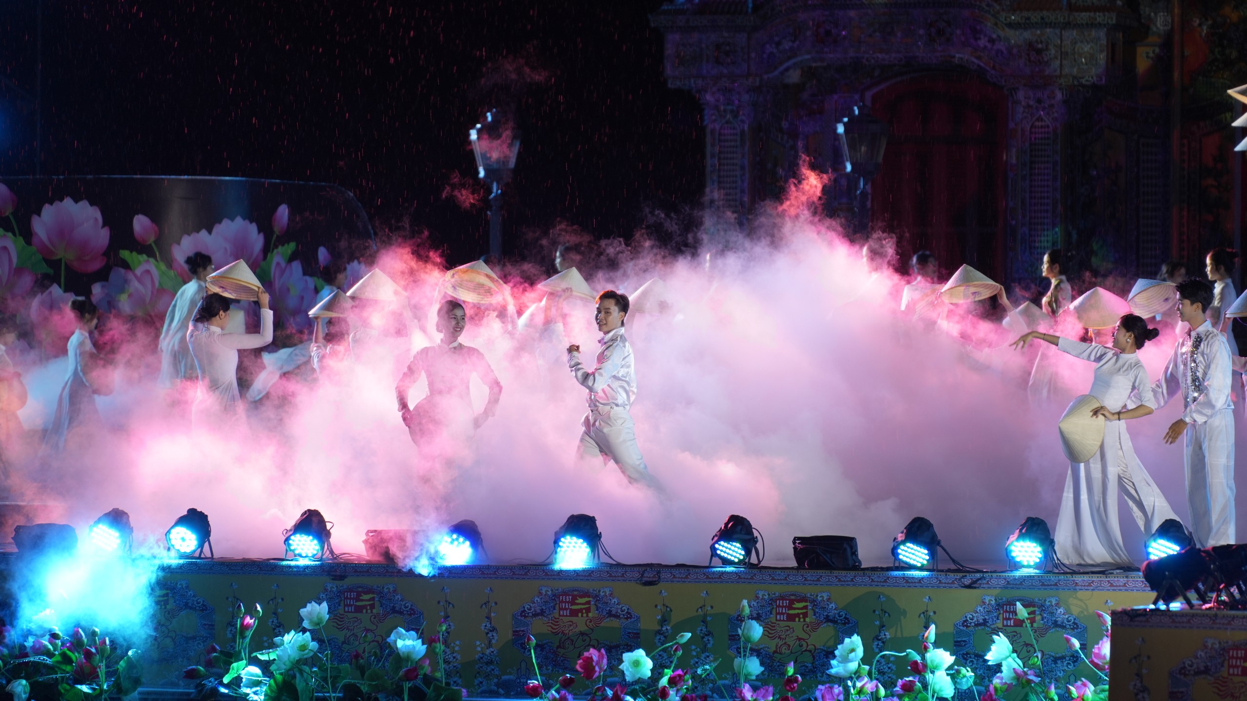 Những h&igrave;nh ảnh ấn tượng đ&ecirc;m khai mạc Festival Huế 2024- Ảnh 11.