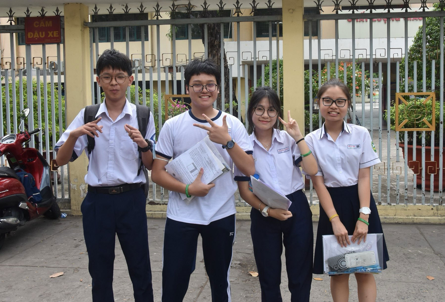 Kết thúc Kỳ thi tuyển sinh lớp 10 tại TP HCM: Đề toán khó, điểm chuẩn sẽ biến động- Ảnh 1.