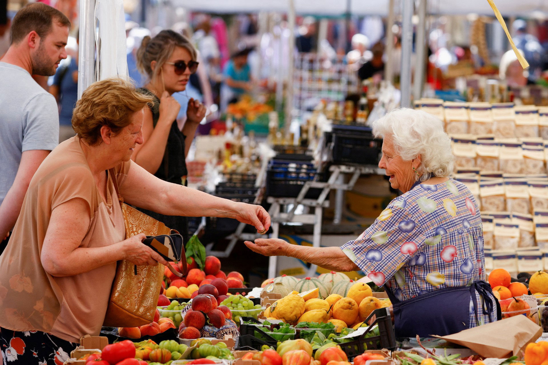 Kh&aacute;ch h&agrave;ng mua sắm tại chợ Campo de&rsquo; Fiori ở thủ đ&ocirc; Rome - &Yacute; Ảnh: REUTERS