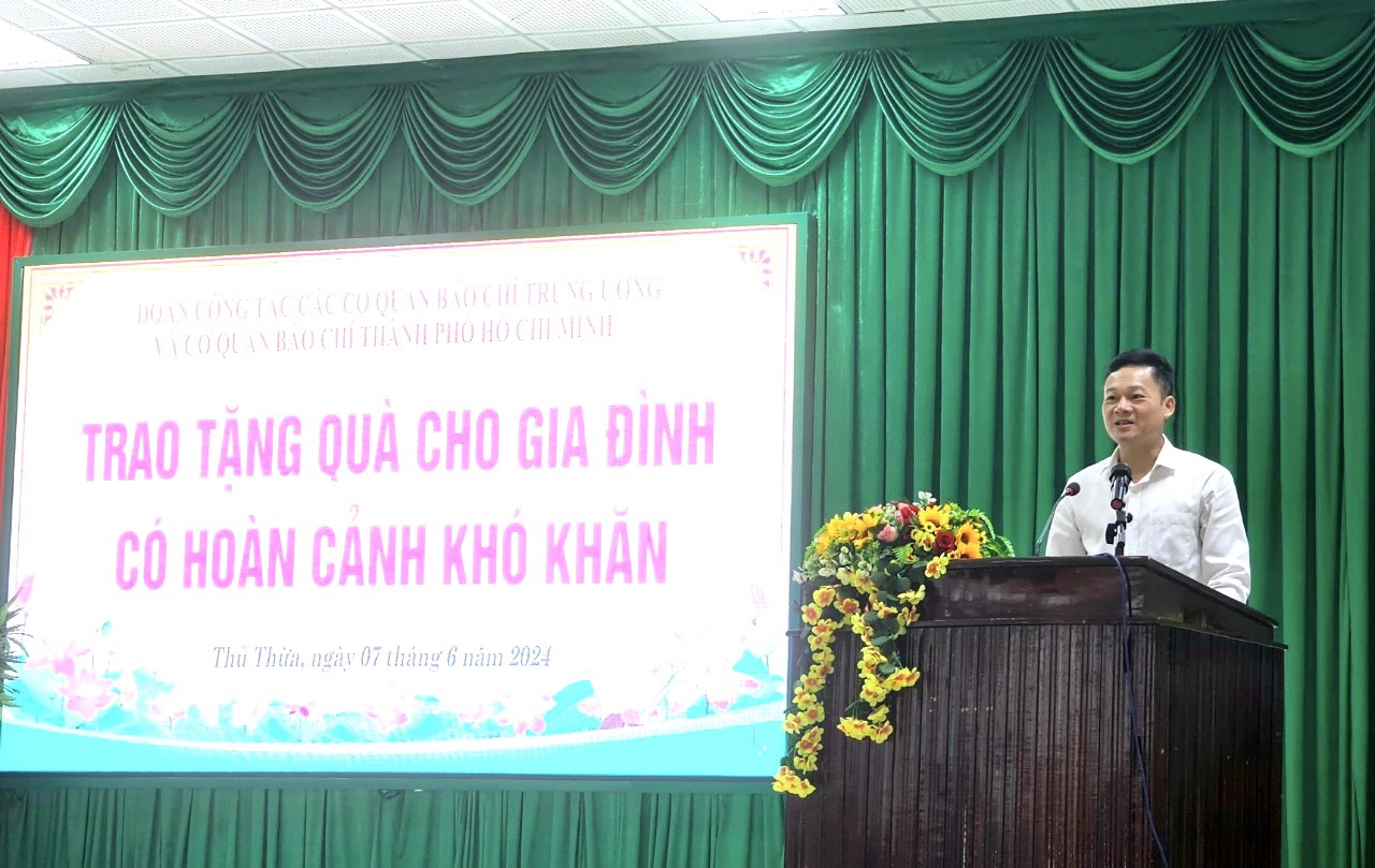 Đo&agrave;n c&ocirc;ng t&aacute;c b&aacute;o ch&iacute; hỗ trợ gia đ&igrave;nh kh&oacute; khăn của tỉnh Long An- Ảnh 2.