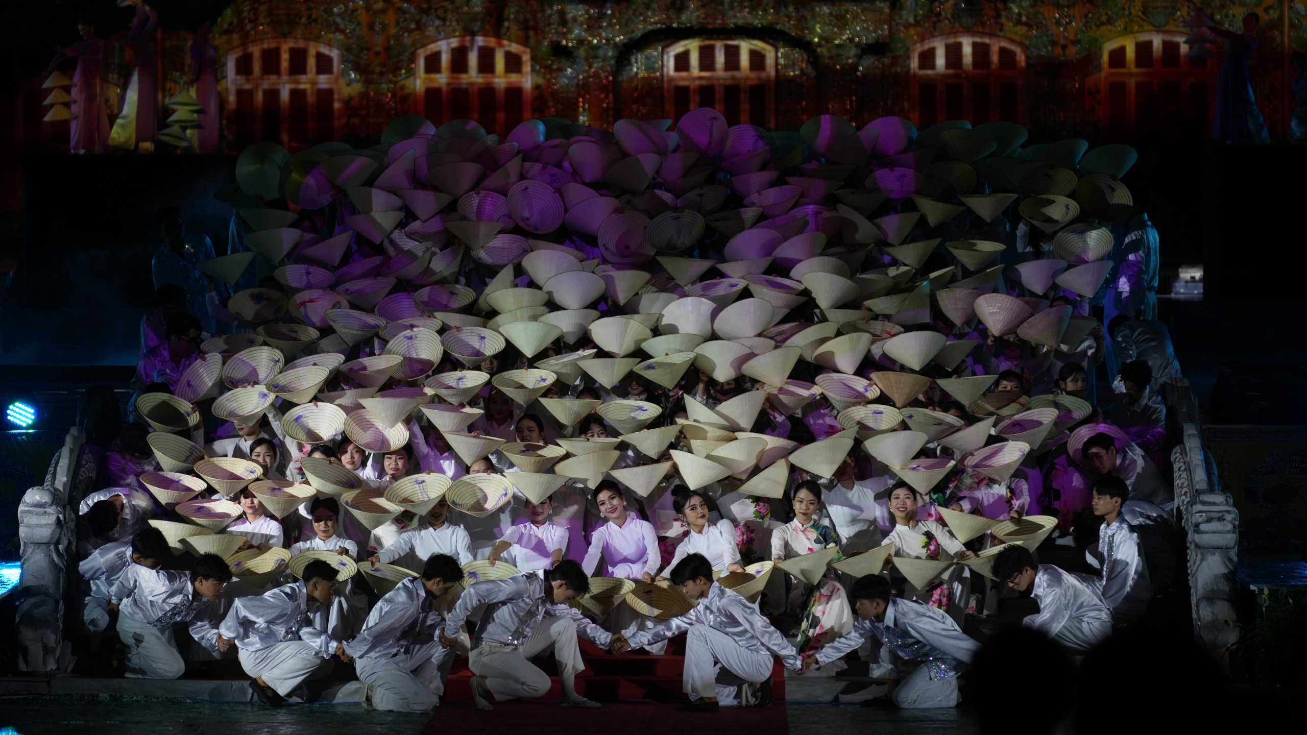 Những h&igrave;nh ảnh ấn tượng đ&ecirc;m khai mạc Festival Huế 2024- Ảnh 14.