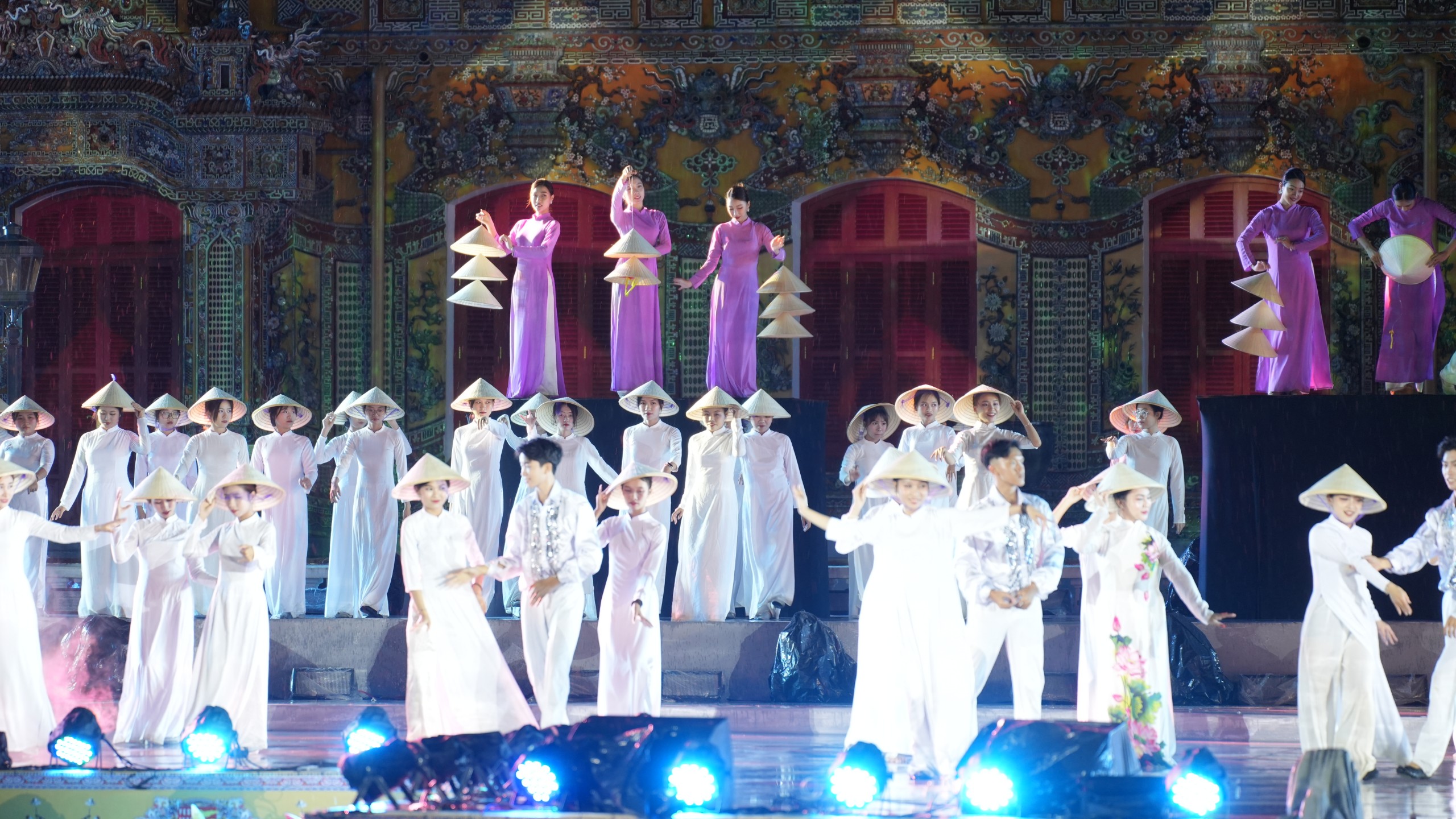 Những h&igrave;nh ảnh ấn tượng đ&ecirc;m khai mạc Festival Huế 2024- Ảnh 12.