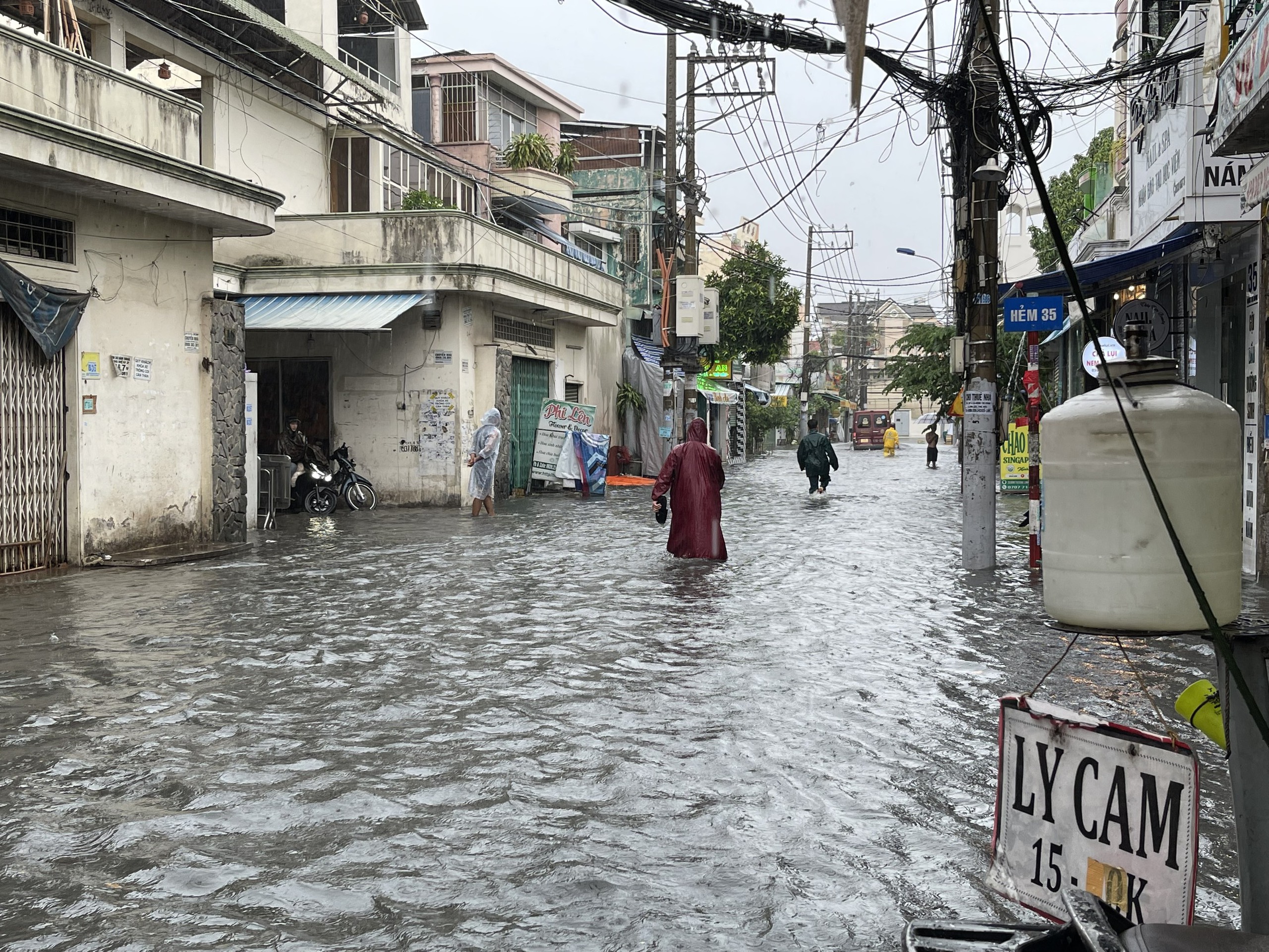 TP HCM hứng mưa to, đ&atilde; c&oacute; c&acirc;y ng&atilde; v&agrave; nhiều nơi ngập s&acirc;u- Ảnh 12.