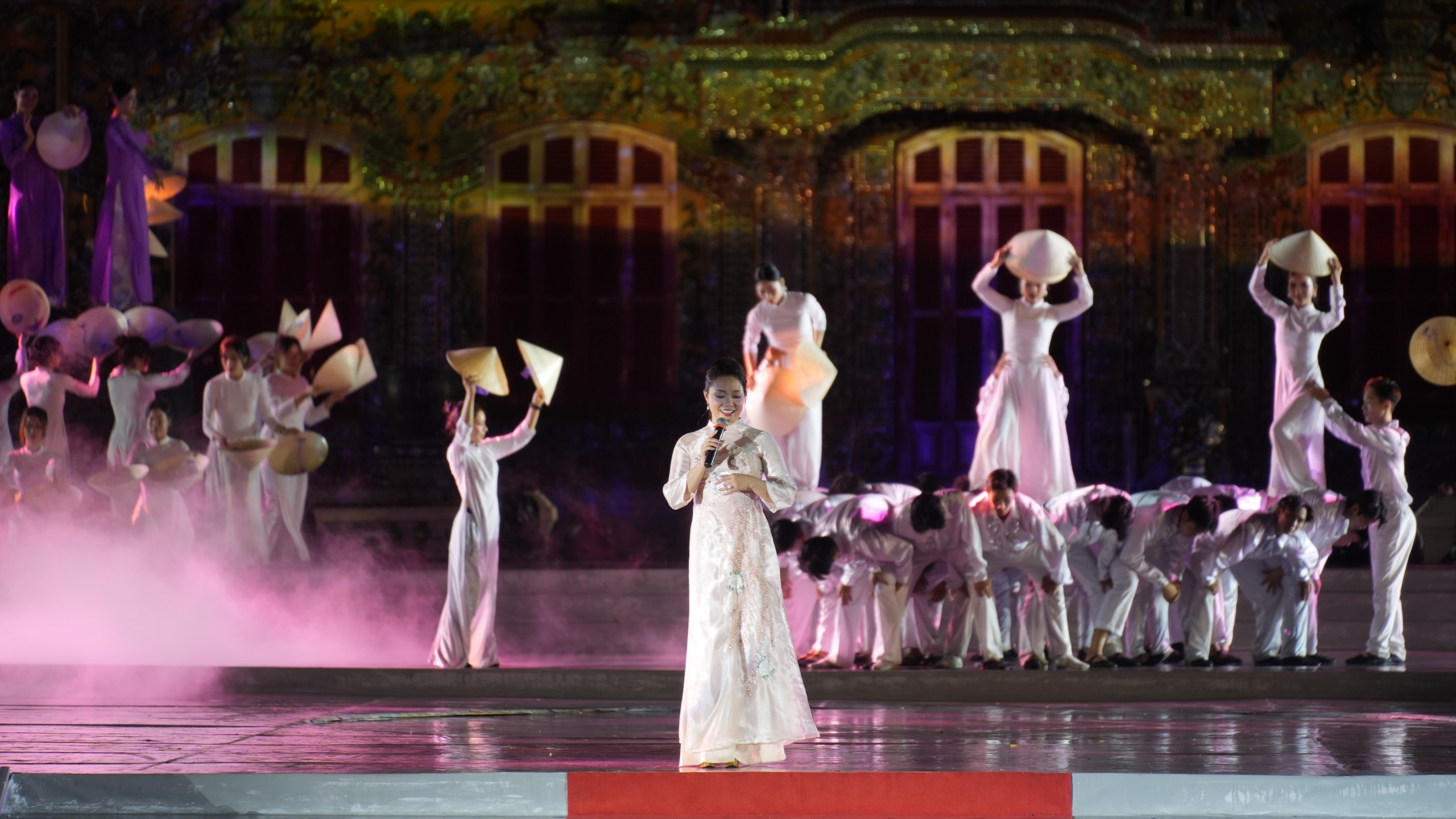 Những h&igrave;nh ảnh ấn tượng đ&ecirc;m khai mạc Festival Huế 2024- Ảnh 10.