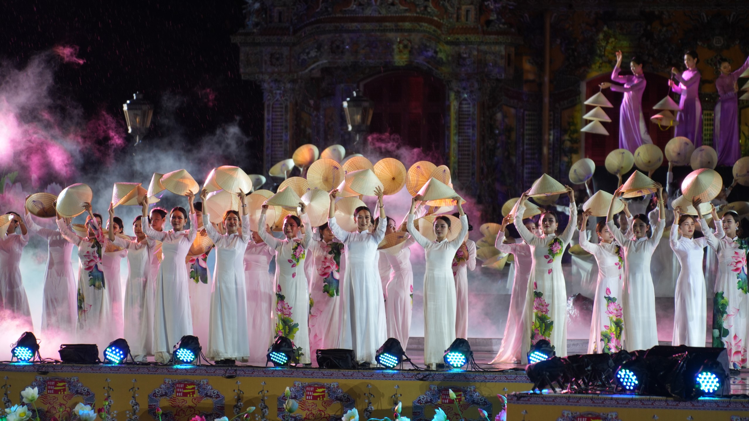 Những h&igrave;nh ảnh ấn tượng đ&ecirc;m khai mạc Festival Huế 2024- Ảnh 13.