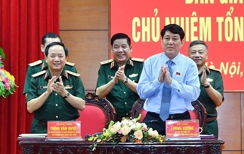 Đại tướng Lương Cường b&agrave;n giao chức tr&aacute;ch, nhiệm vụ Chủ nhiệm Tổng cục Ch&iacute;nh trị- Ảnh 1.