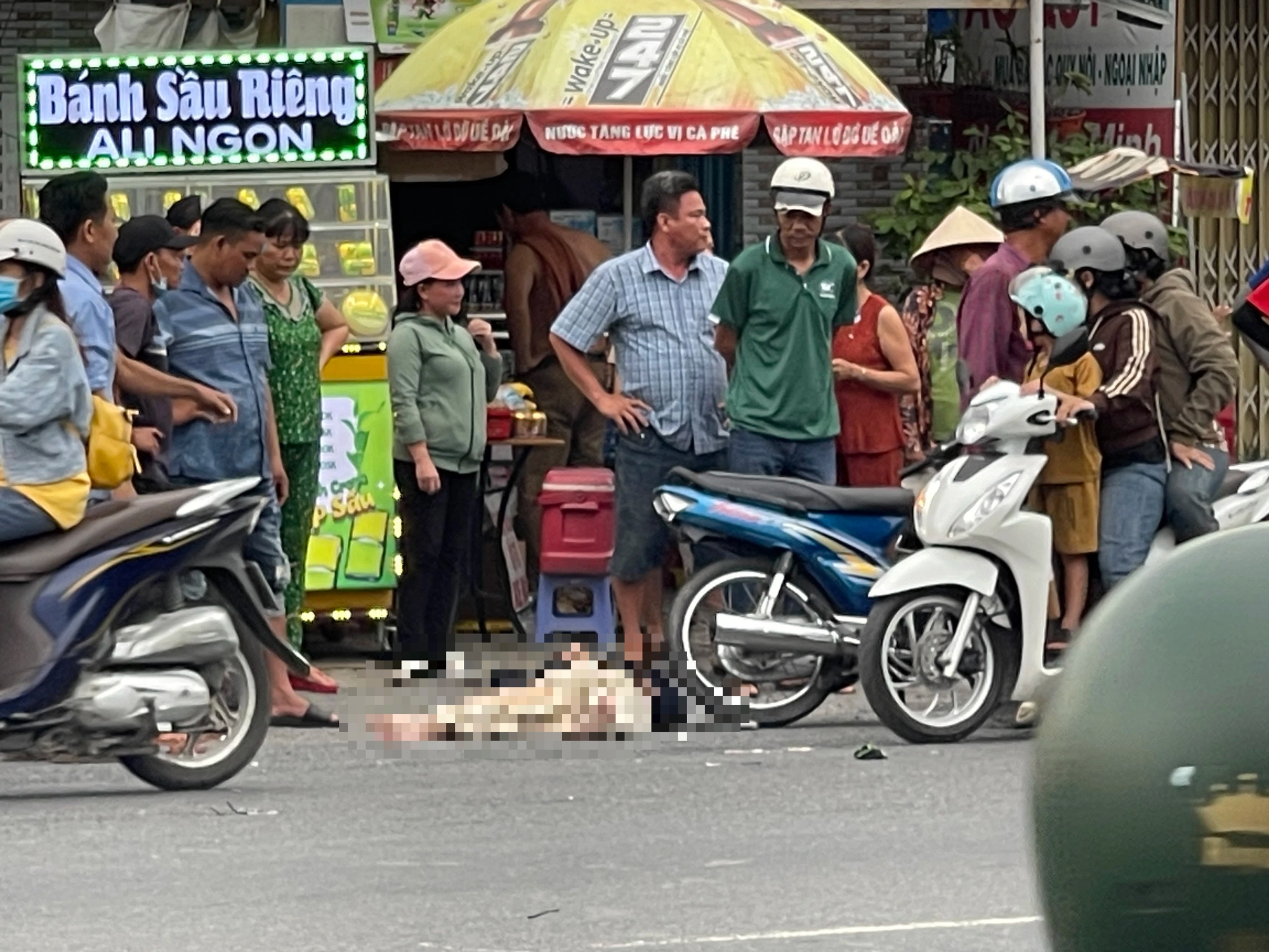 VIDEO: Khoảnh khắc ôtô lao vào dòng người tại ngã tư khiến 2 người chết ở Long An- Ảnh 6.
