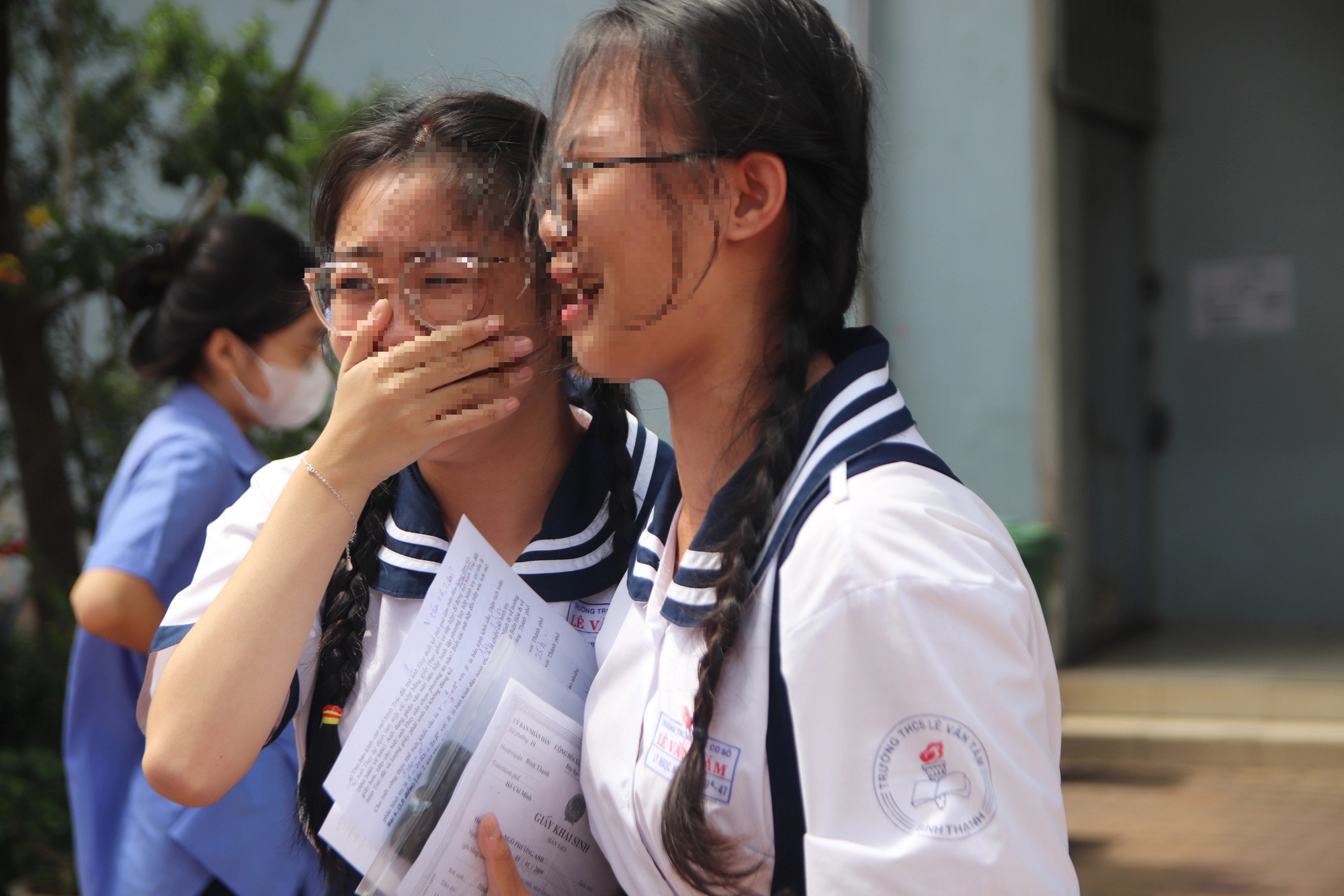 Th&iacute; sinh bật kh&oacute;c với đề thi to&aacute;n v&agrave;o lớp 10 TP HCM- Ảnh 1.