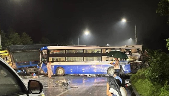 Ba xe khách, xe tải tông liên hoàn trong đêm, nhiều người bị thương- Ảnh 4.