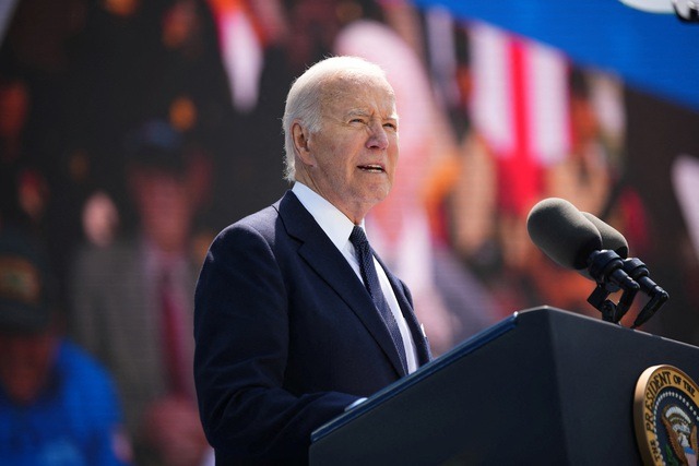 Tổng thống Mỹ Joe Biden ph&aacute;t biểu tại Normandy - Ph&aacute;p ng&agrave;y 6-6. Ảnh: REUTERS
