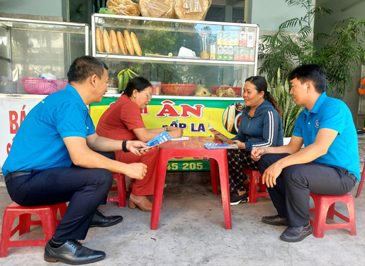 Cán bộ BHXH tỉnh Quảng Nam vận động chủ hộ kinh doanh tham gia BHXH tự nguyện