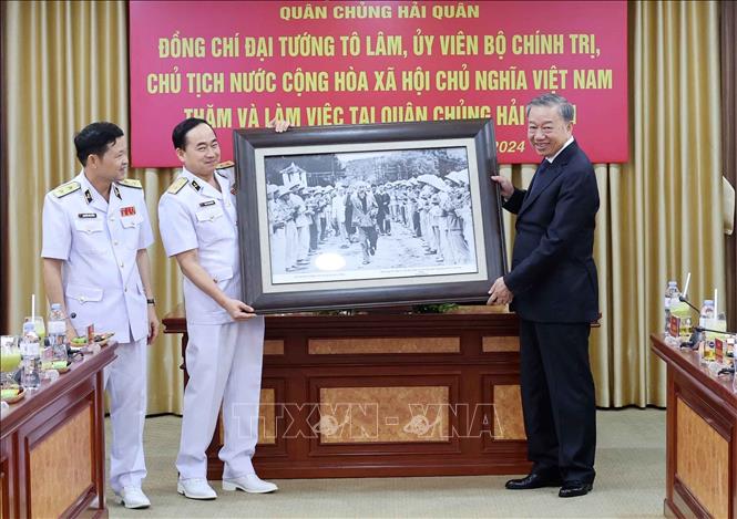Chủ tịch nước T&ocirc; L&acirc;m thăm v&agrave; l&agrave;m việc tại Qu&acirc;n chủng Hải qu&acirc;n- Ảnh 1.