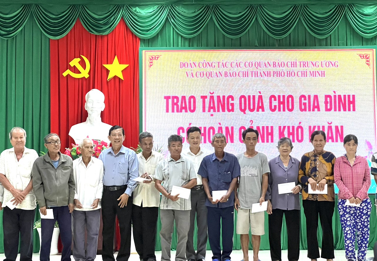 Đo&agrave;n c&ocirc;ng t&aacute;c b&aacute;o ch&iacute; hỗ trợ gia đ&igrave;nh kh&oacute; khăn của tỉnh Long An- Ảnh 3.