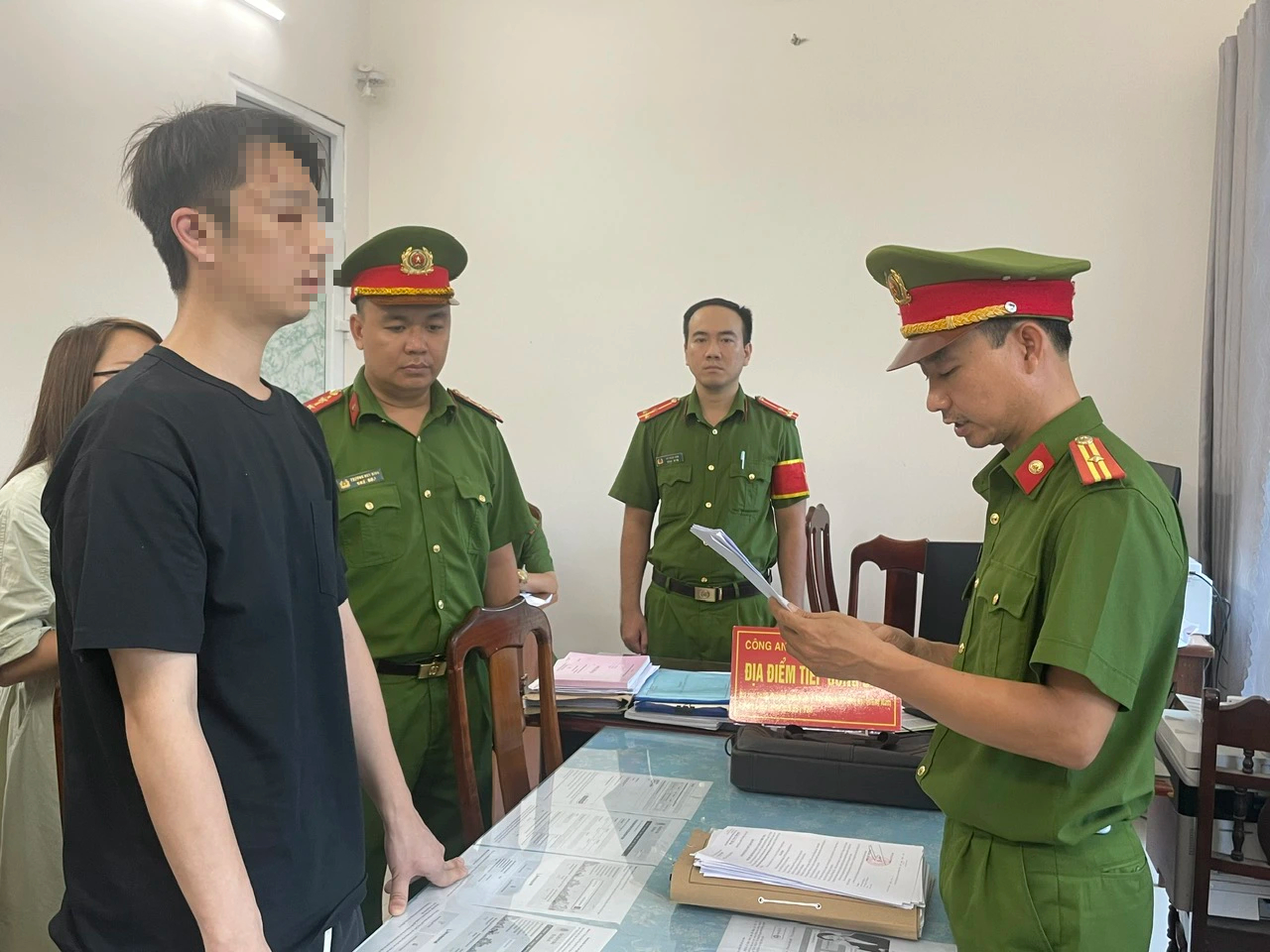 Đi xe máy gây tai nạn chết người, 1 người nước ngoài bị bắt- Ảnh 1.