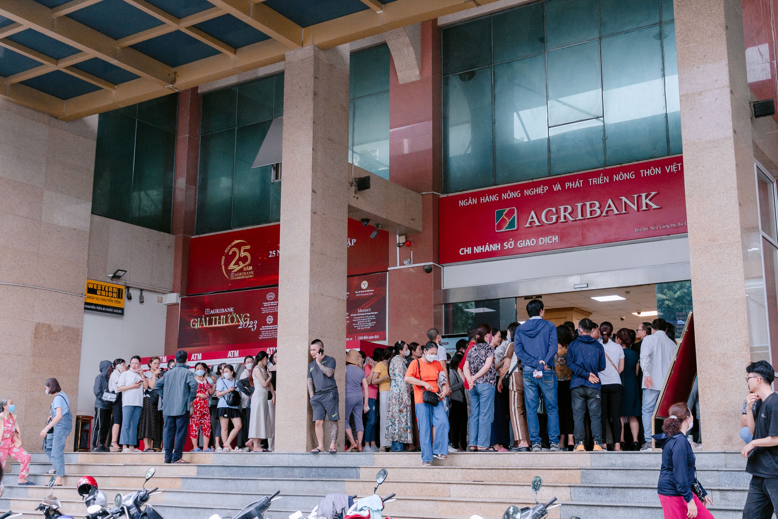 Ngân hàng Nhà nước giữ nguyên giá 75,98 triệu đồng/lượng, khách xếp hàng dài mua vàng- Ảnh 1.
