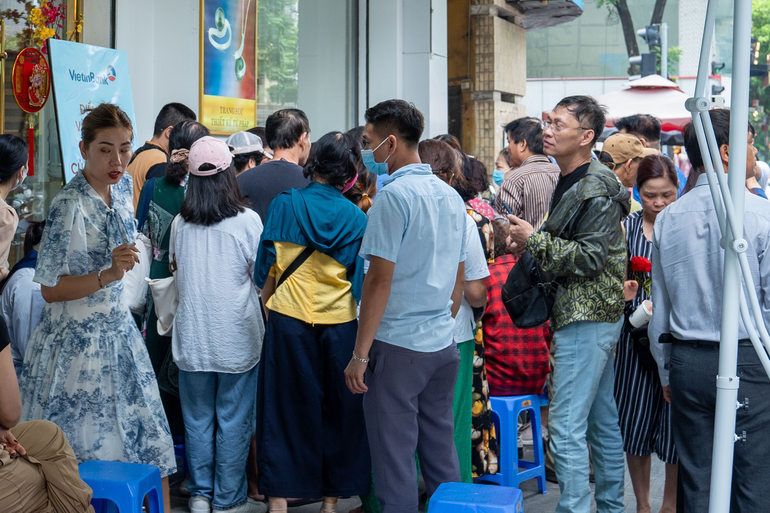 Ngân hàng Nhà nước giữ nguyên giá 75,98 triệu đồng/lượng, khách xếp hàng dài mua vàng- Ảnh 2.