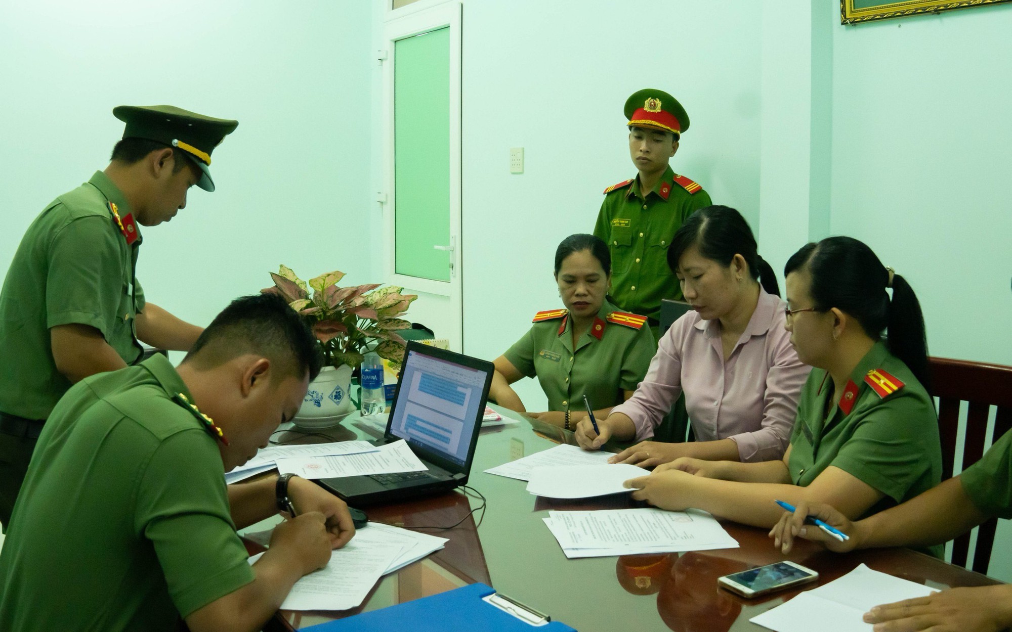 Hậu Giang: Bắt 1 trưởng phòng, 1 chuyên viên tài nguyên – môi trường