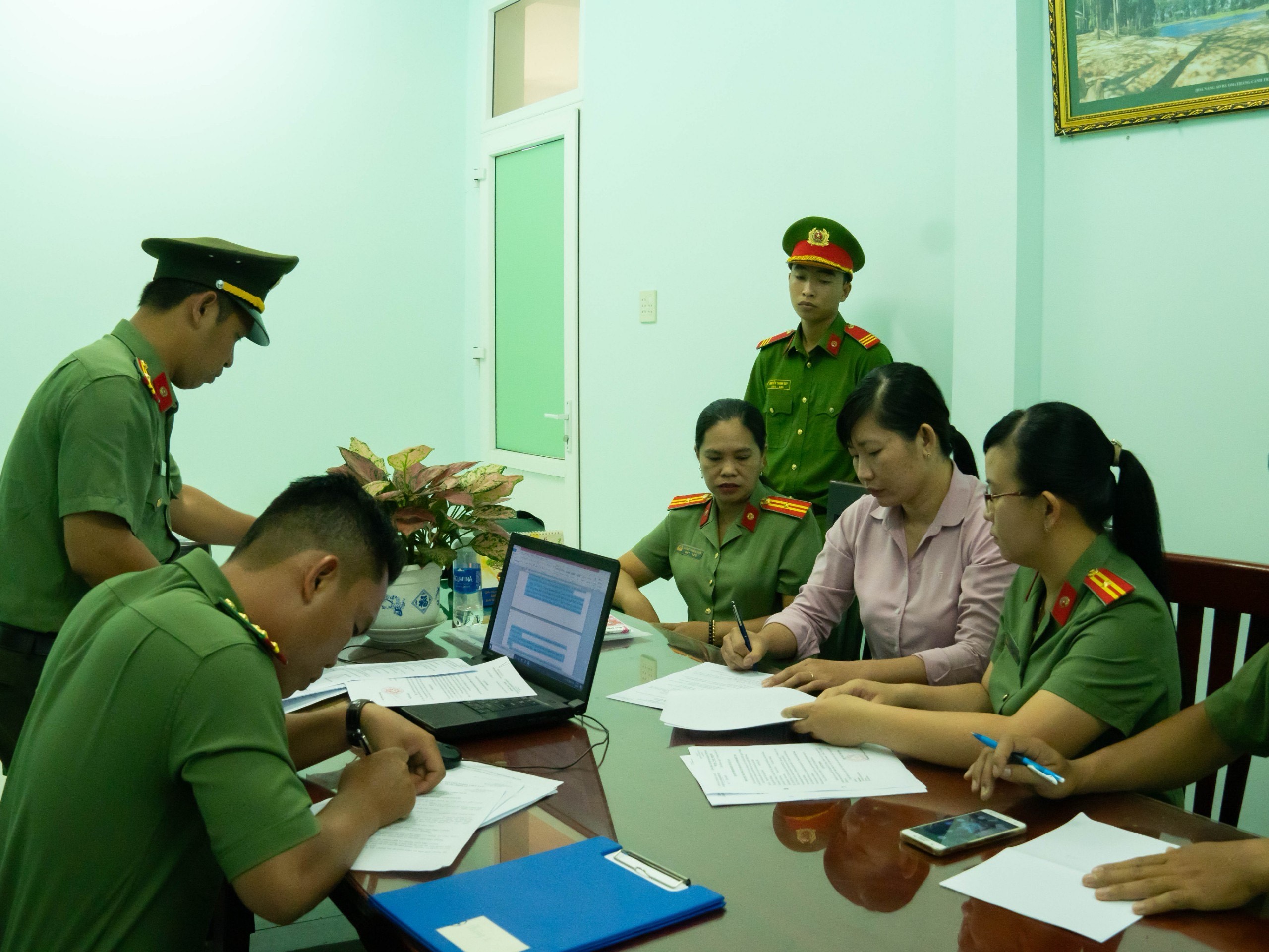 Hậu Giang: Bắt 1 trưởng ph&ograve;ng, 1 chuy&ecirc;n vi&ecirc;n t&agrave;i nguy&ecirc;n &ndash; m&ocirc;i trường - Ảnh 1.