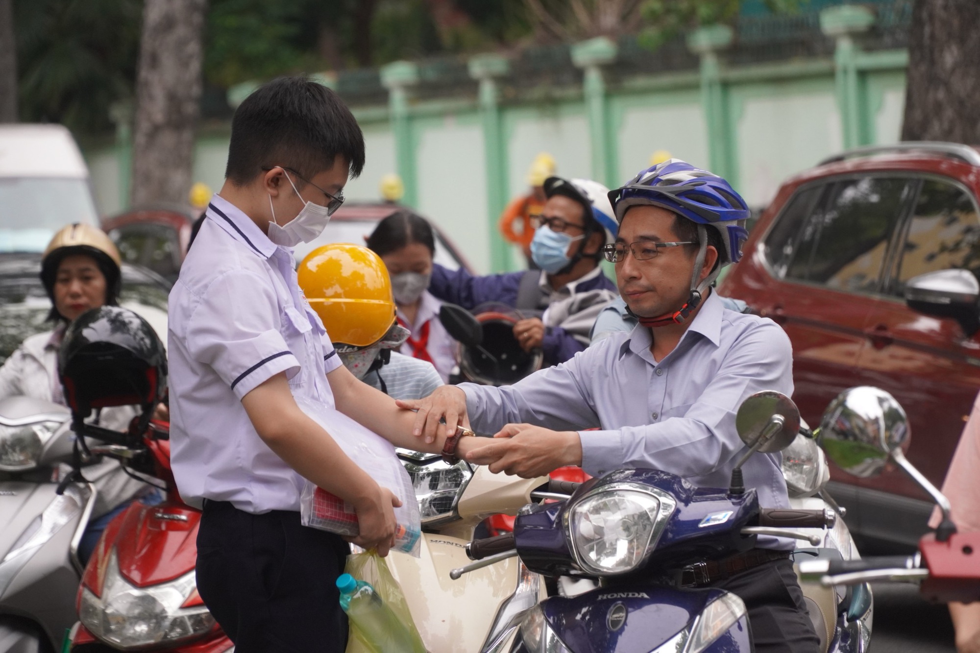 Ng&agrave;y thứ 2 thi lớp 10: Th&iacute; sinh thi to&aacute;n, đ&oacute;n xem gợi &yacute; giải đề- Ảnh 5.