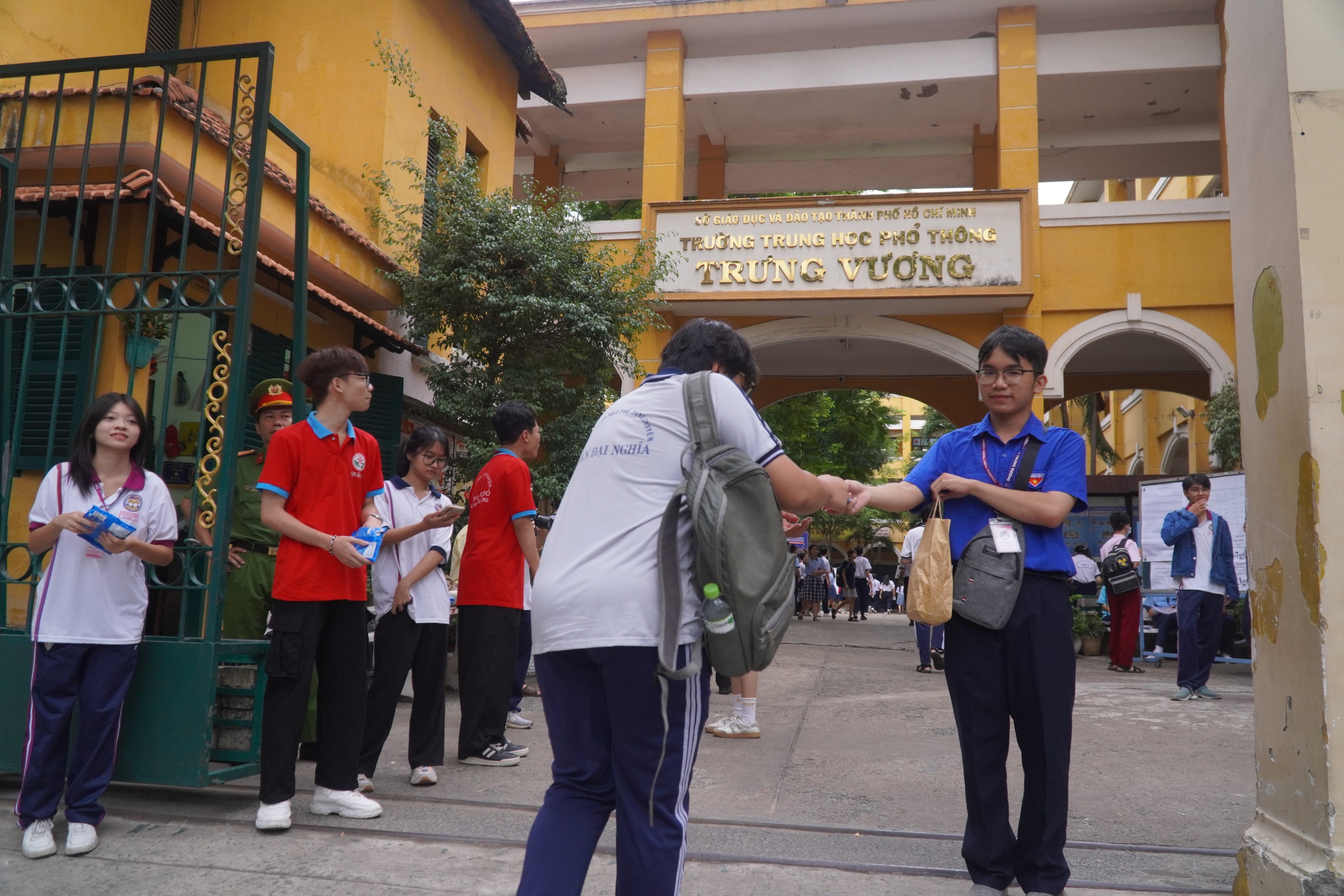 Những tình huống "thót tim" trước thi môn toán lớp 10 tại TP HCM- Ảnh 2.