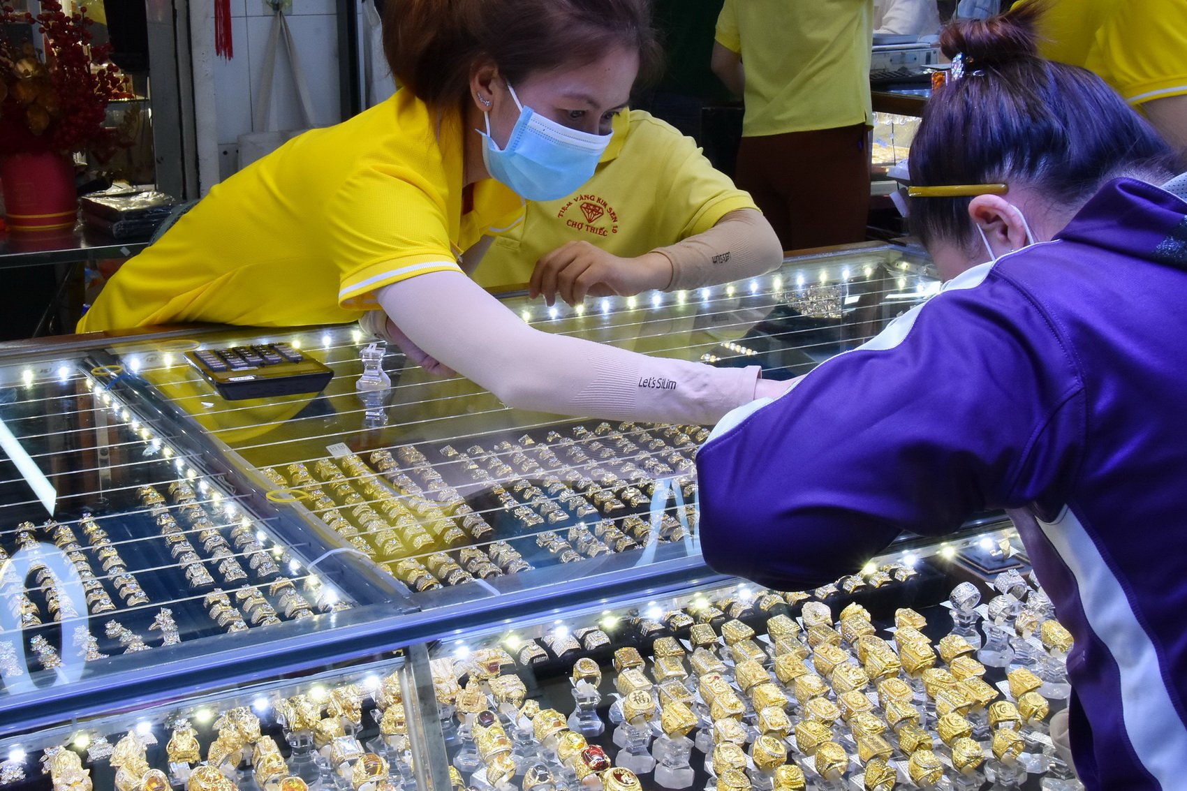 Gi&aacute; v&agrave;ng h&ocirc;m nay, 8-6: Giảm mạnh, nh&agrave; đầu tư b&aacute;n th&aacute;o- Ảnh 1.