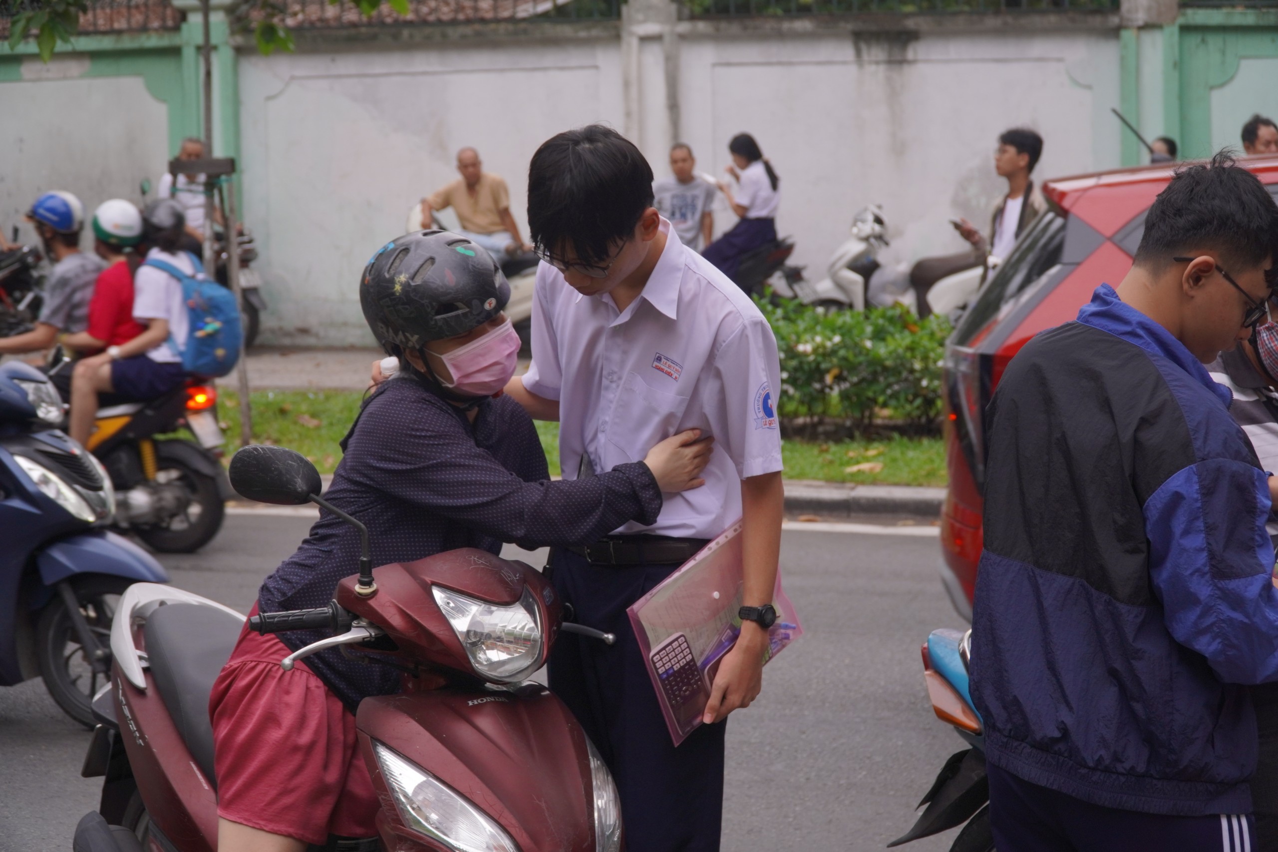 Ng&agrave;y thứ 2 thi lớp 10: Th&iacute; sinh thi to&aacute;n, đ&oacute;n xem gợi &yacute; giải đề- Ảnh 6.