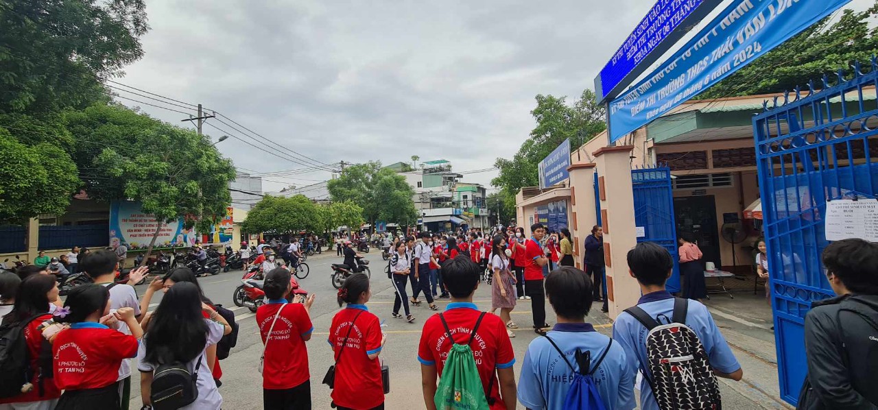 Ng&agrave;y thứ 2 thi lớp 10: Th&iacute; sinh thi to&aacute;n, đ&oacute;n xem gợi &yacute; giải đề- Ảnh 8.