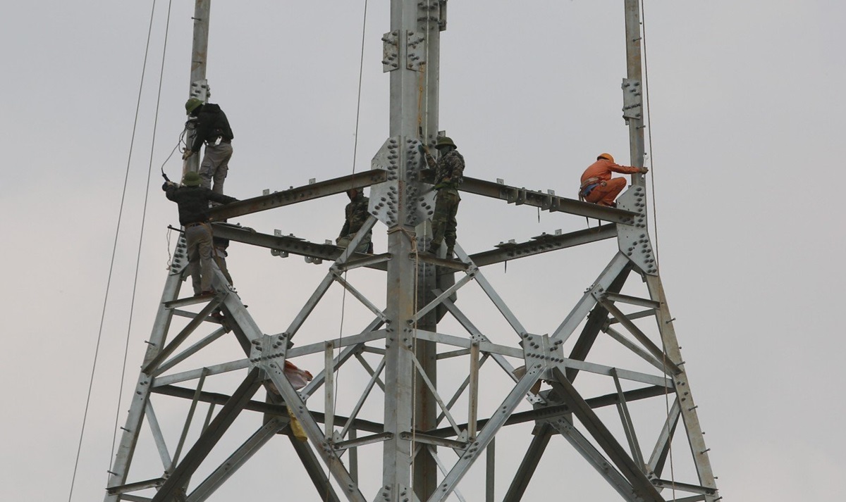 L&atilde;nh đạo Tổng LĐLĐ Việt Nam thăm hỏi c&ocirc;ng nh&acirc;n tr&ecirc;n c&ocirc;ng trường Đường d&acirc;y 500 kV- Ảnh 3.