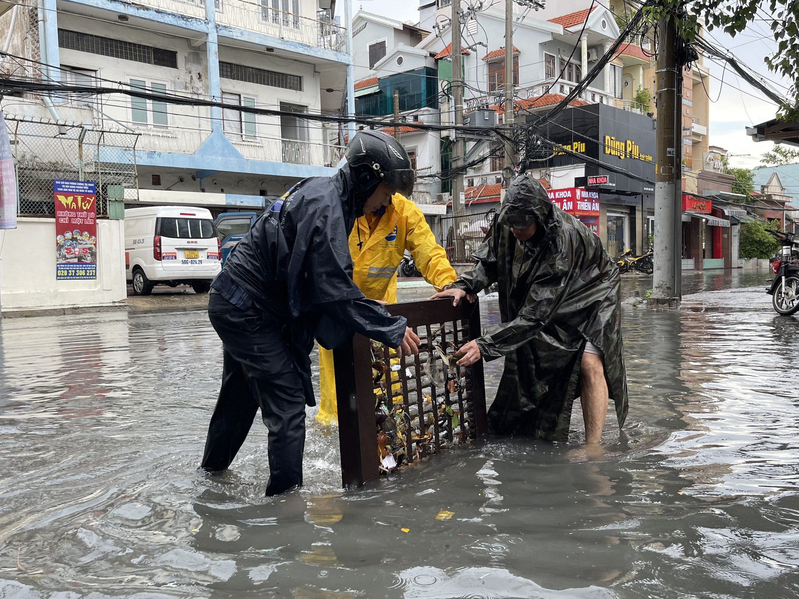 "Điệp khúc" đường bong tróc, miệng cống đầy rác tiếp diễn ở khu vực chợ Thủ Đức- Ảnh 4.