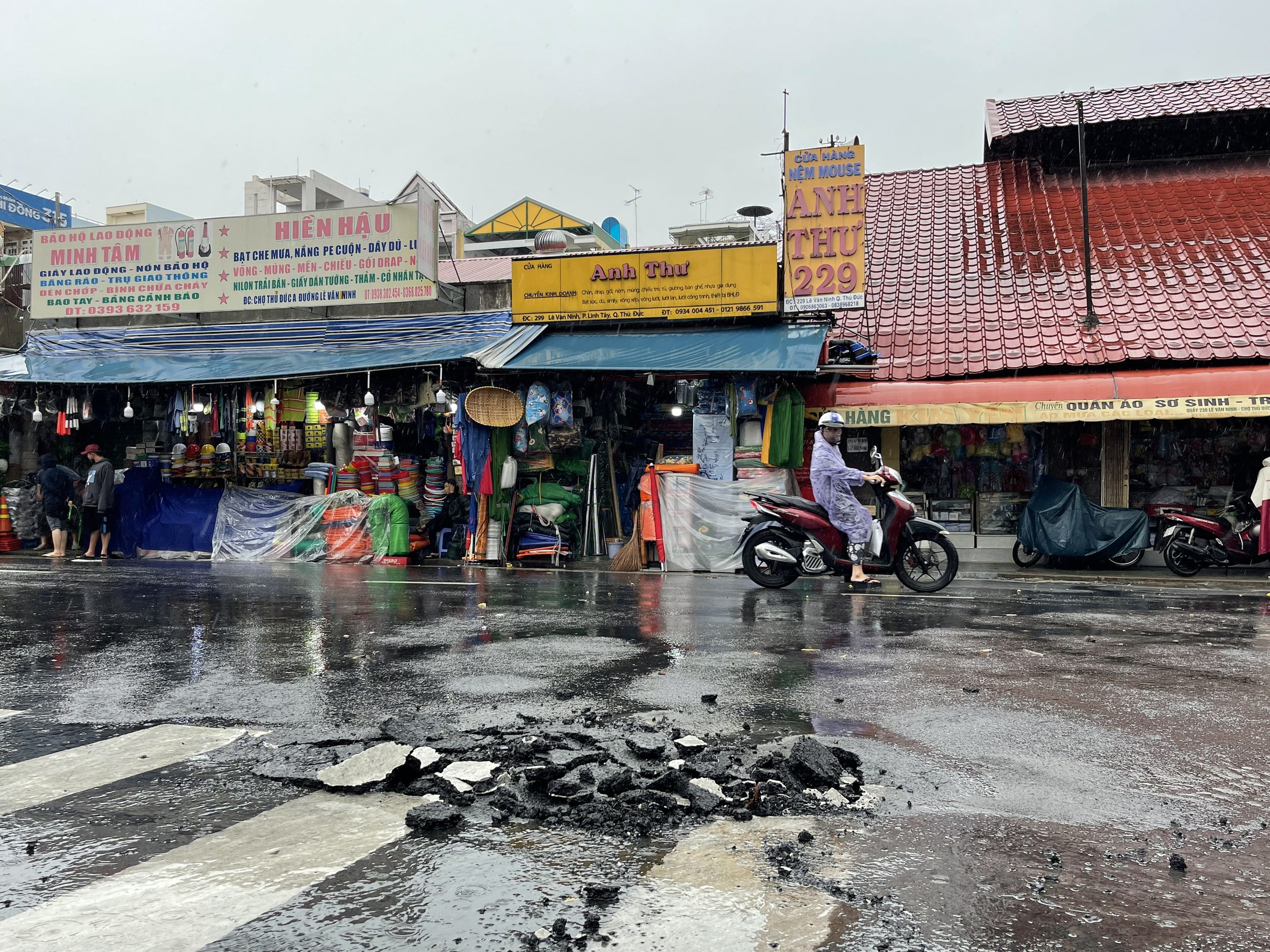 "Điệp khúc" đường bong tróc, miệng cống đầy rác tiếp diễn ở khu vực chợ Thủ Đức- Ảnh 1.