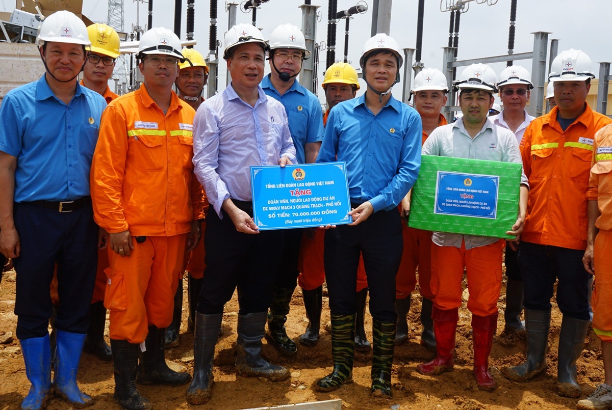L&atilde;nh đạo Tổng LĐLĐ Việt Nam thăm hỏi c&ocirc;ng nh&acirc;n tr&ecirc;n c&ocirc;ng trường Đường d&acirc;y 500 kV- Ảnh 4.