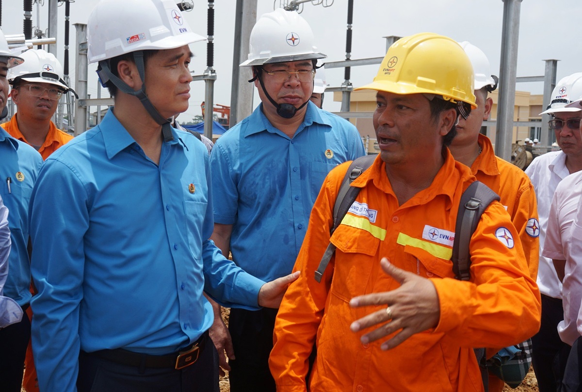 L&atilde;nh đạo Tổng LĐLĐ Việt Nam thăm hỏi c&ocirc;ng nh&acirc;n tr&ecirc;n c&ocirc;ng trường Đường d&acirc;y 500 kV- Ảnh 1.