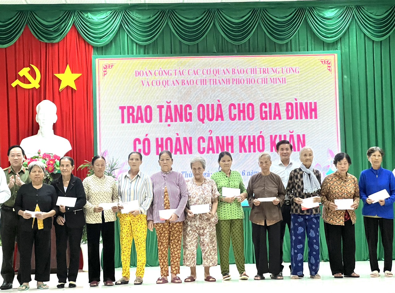 Đo&agrave;n c&ocirc;ng t&aacute;c b&aacute;o ch&iacute; hỗ trợ gia đ&igrave;nh kh&oacute; khăn của tỉnh Long An- Ảnh 1.