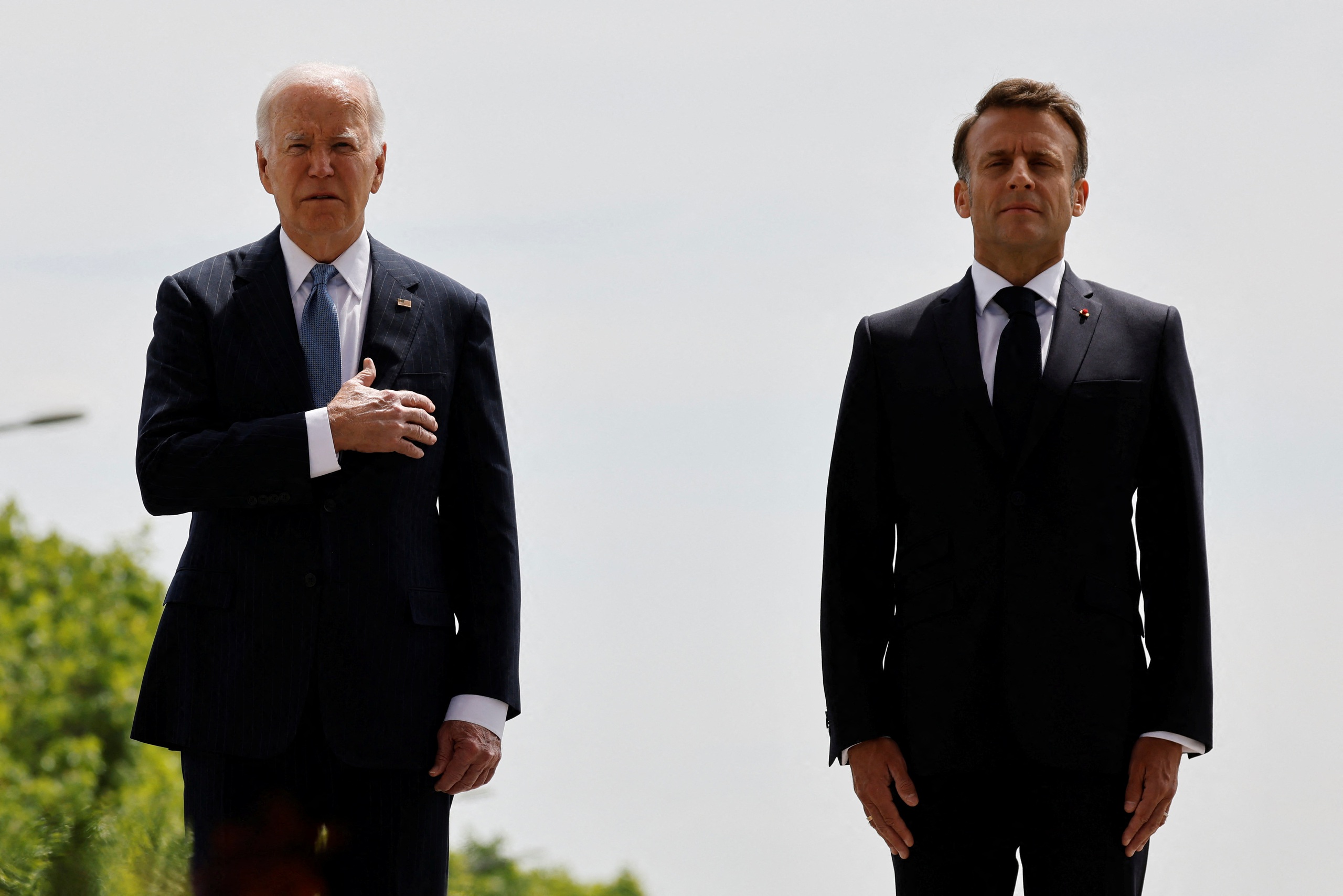 Tổng thống Ph&aacute;p Emmanuel Macron đ&oacute;n Tổng thống Mỹ Joe Biden tại Paris ng&agrave;y 8-6 Ảnh: REUTERS
