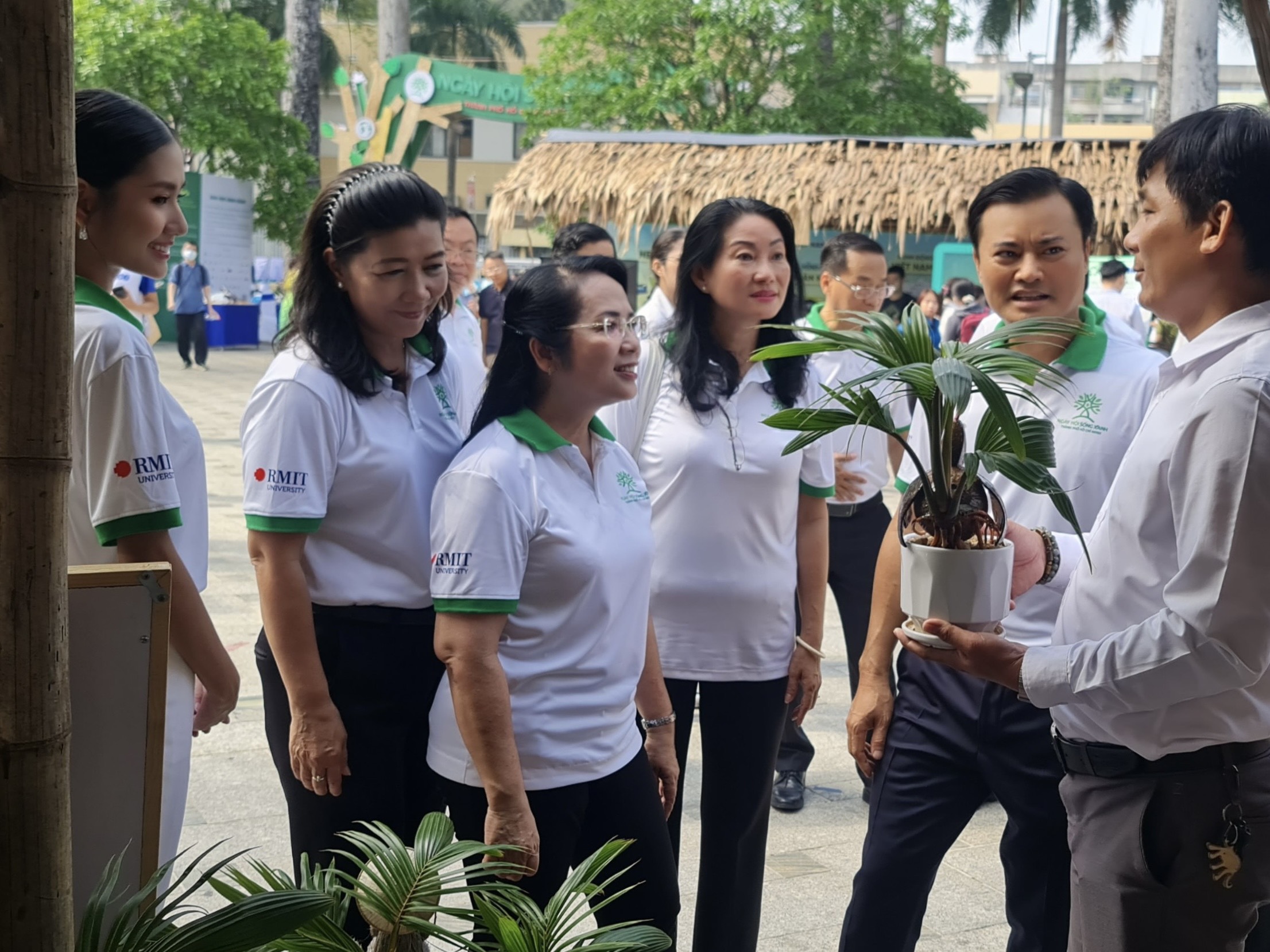 Ng&agrave;y hội Sống xanh 2024: N&acirc;ng cao nhận thức cộng đồng về bảo vệ m&ocirc;i trường- Ảnh 1.