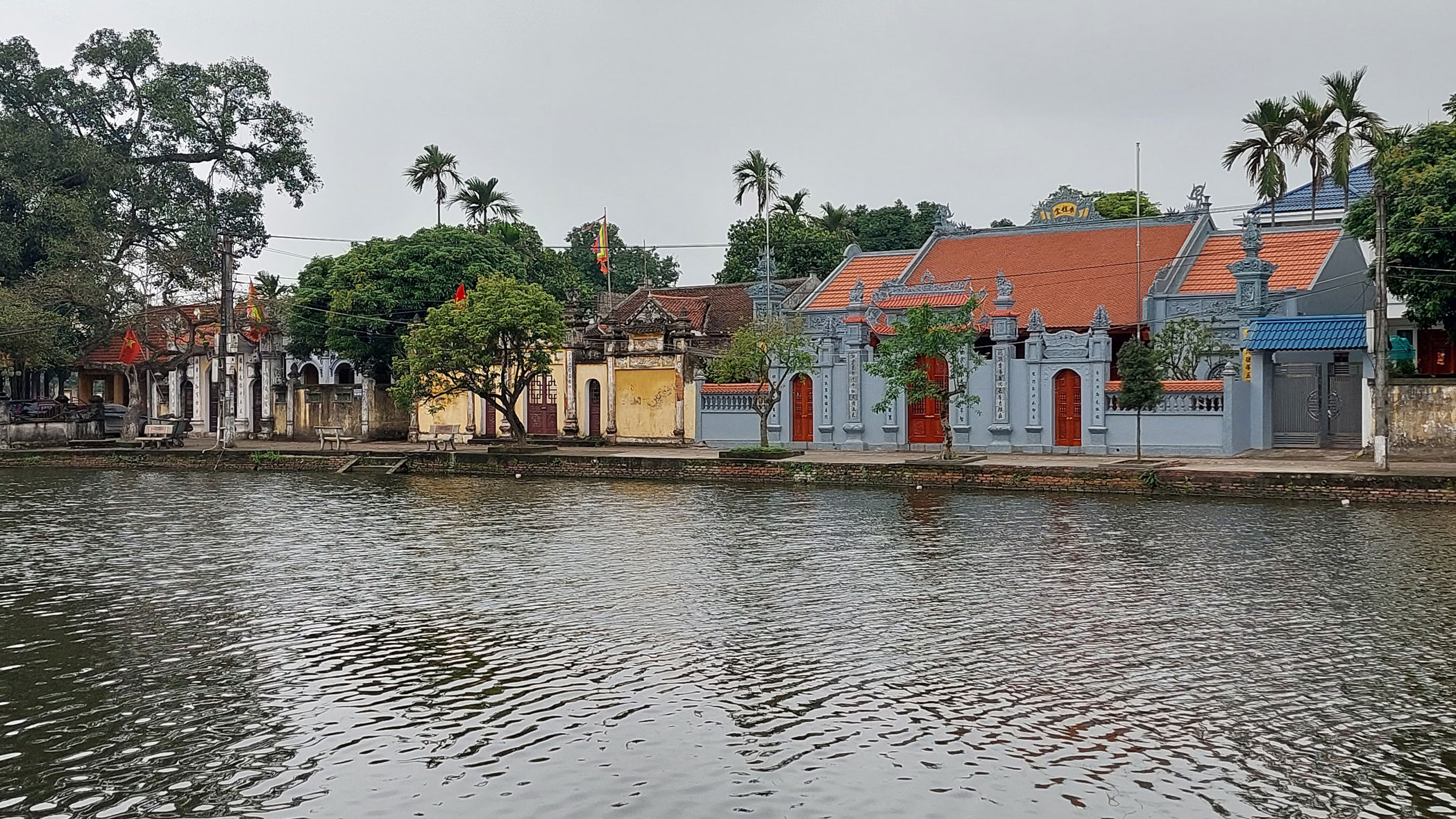 Những nhà thờ họ dọc ao làng Nôm