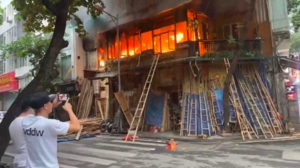 Cháy quán cà phê ở phố cổ Hà Nội- Ảnh 1.