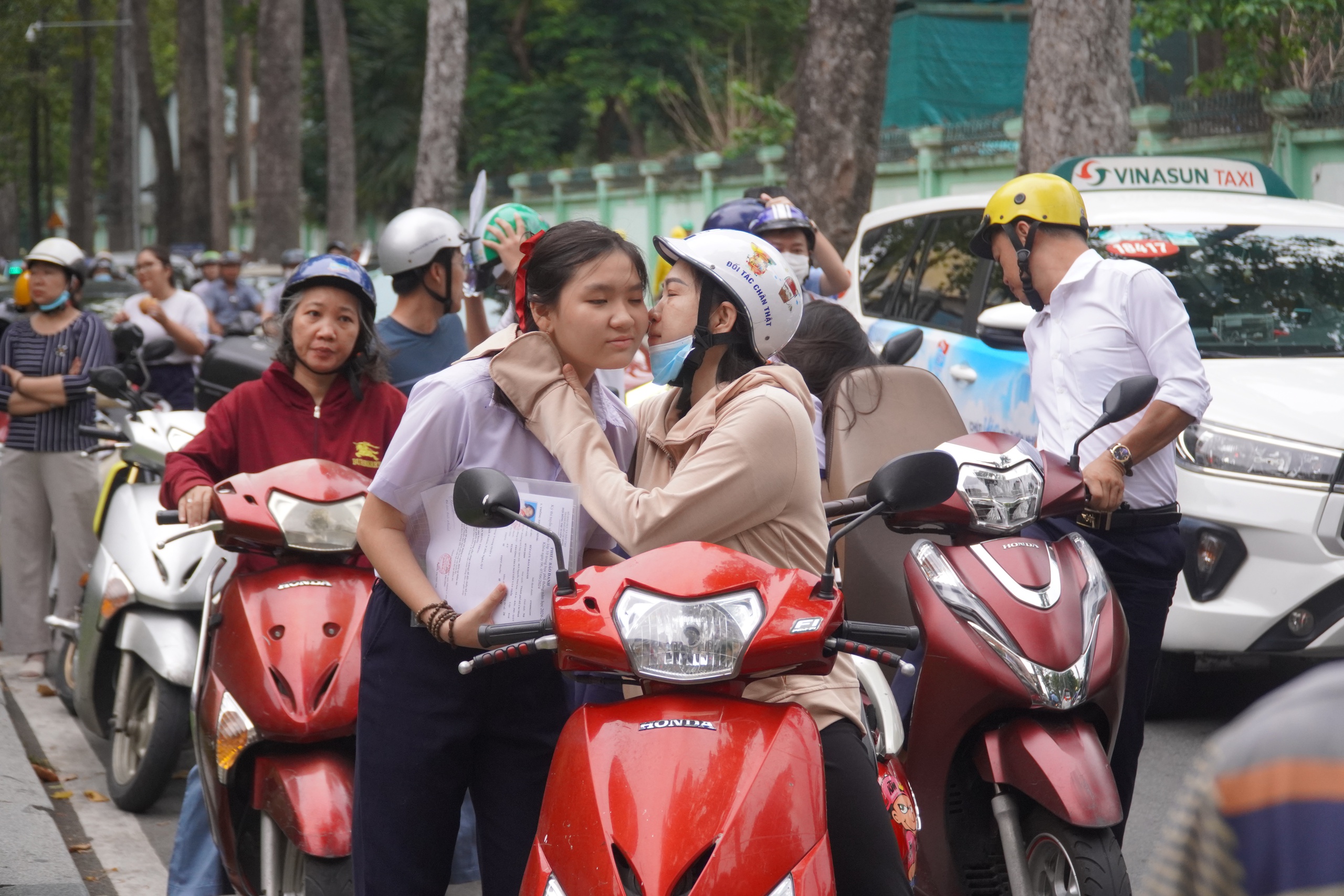 Những khoảnh khắc ấn tượng m&ugrave;a tuyển sinh v&agrave;o lớp 10 ở TP HCM- Ảnh 6.