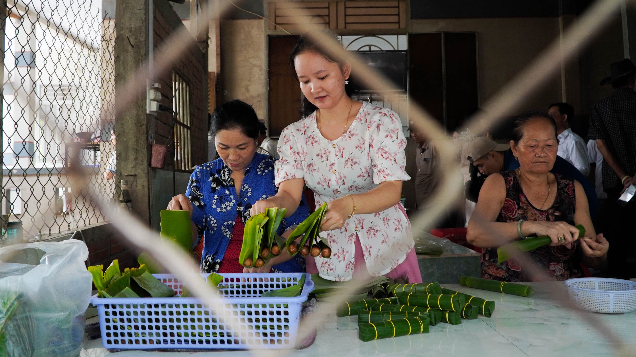 Du kh&aacute;ch h&agrave;o hứng đến xứ dừa trải nghiệm l&agrave;m nem chay, h&aacute;i ch&ocirc;m ch&ocirc;m- Ảnh 6.